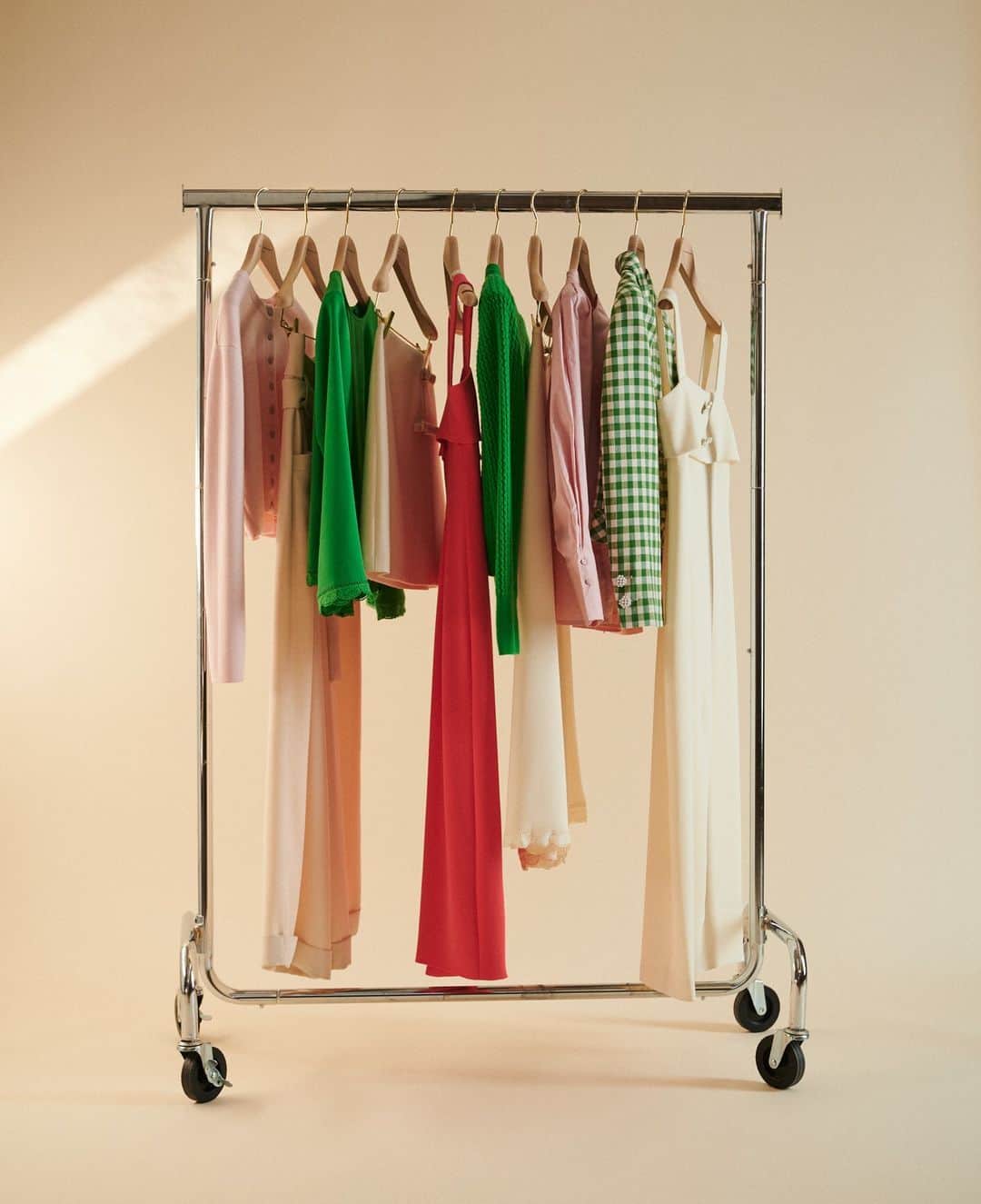 タラジャーモンのインスタグラム：「POV : Your dream closet by Tara Jarmon.  #tarajarmon #fashion #PE23 #newin」