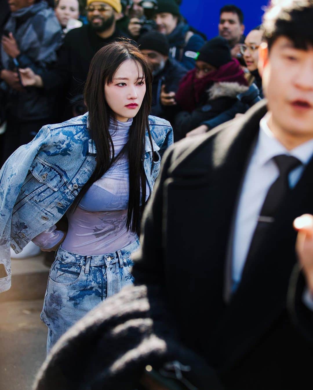 가로수길 , Seoulのインスタグラム：「Paris Fashion Week at @off____white ✨  오프화이트 쇼장은 늘 복잡해서 맨날 영혼 이탈 … 🥹그래도 멋진 사람들 가득」