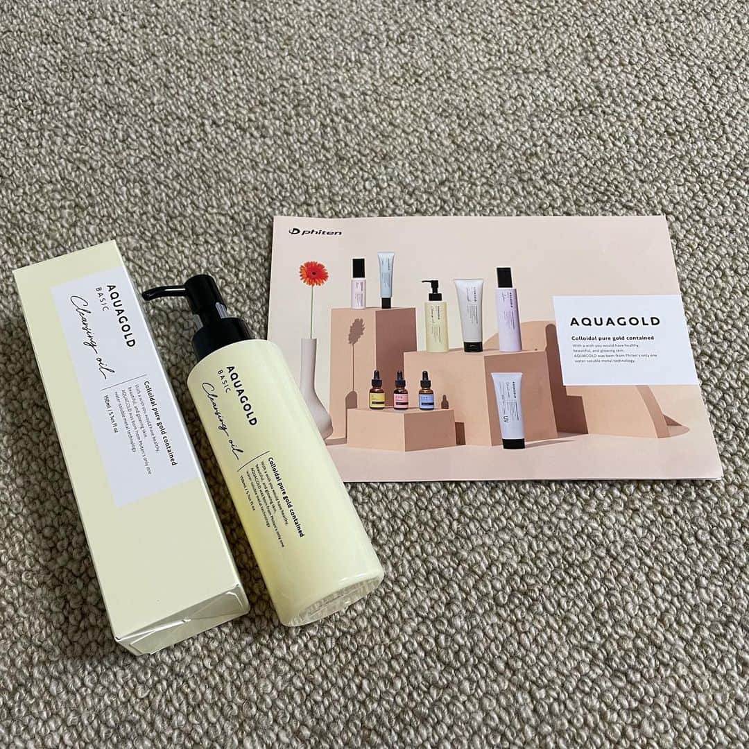 小林未来のインスタグラム：「ファイテンの無添加基礎化粧品【アクアゴールド】のクレンジングオイル b を使い始めました♪  濡れた手でも使えて、バスルームでメイク落としができるので便利！ 油にも水にもなじむ技術が特徴で、濃いメイクにも素早くなじんで、負担なく落とせます。 水と混ざるとジェル化して、メイクや汚れを包み込むから、スッキリとした洗い上がり。洗浄力とうるおいが両立した使い心地です！  使い始めてから、毛穴の角栓や黒ずみが気にならなくなって、肌の透明感がアップした感じ。5種のボタニカルオイルのおかげで、洗浄後もうるおいをキープしてくれます。  女性でも男性でも使えるジェンダーレススキンケア。ぜひ試してみてください！！  PR @aquagold_official #アクアゴールド #aquagold #ファイテン #phiten #ジェンダーレススキンケア #無添加スキンケア #美肌スキンケア」