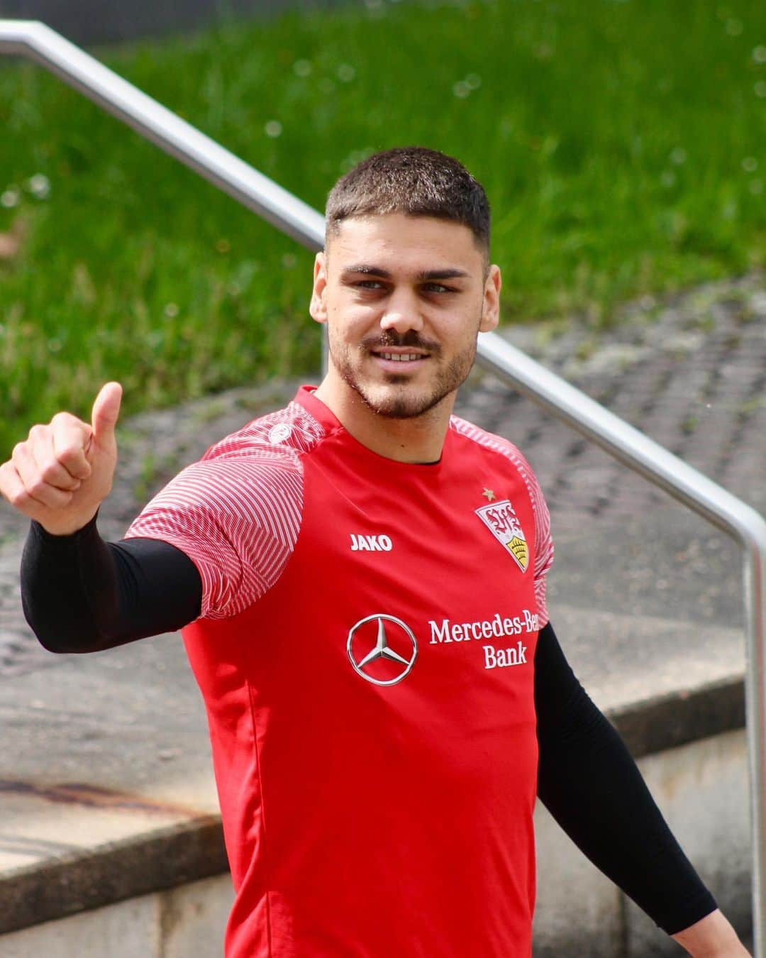 VfBシュトゥットガルトのインスタグラム：「Ready for #training! 🔛 Noch 3️⃣ Tage bis #VfBBMG❗️💪 Wer von euch ist am Samstag im Stadion?? _ #VfB #vfbstuttgart #vfbstuttgart1893 #auscannstatt #furchtlosundtreu #VfBInsta」