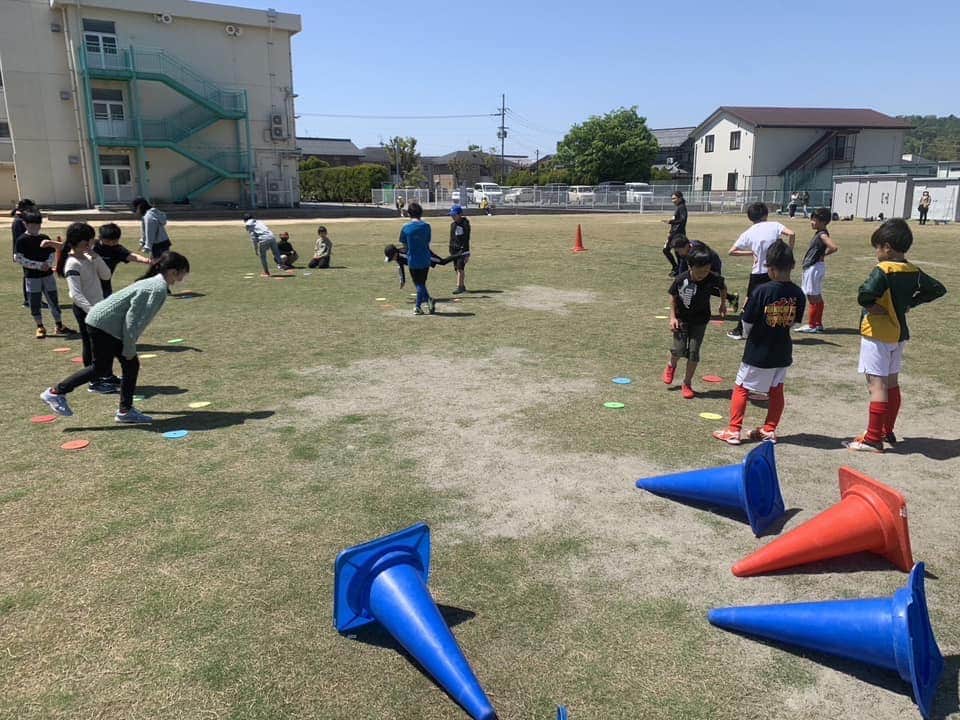 國領一平のインスタグラム：「4/22(土)に運営するJYUYON 14 ACADEMYの取り組みの一環として地域の子供達への運動機会創出とスポーツへの関心促進を目的とした「無料運動遊び教室」を母校である八日市北小学校で開催しました🌈 八日市北FCさんの協力の下、会場確保〜備品をお借りするなどご協力ありがとうございました😊 また地域の子供達への運動機会創出への取り組みに共感頂き、ご支援頂いている「地域競争パートナー様」ありがとうございます🙇‍♂️  第1回目の開催ながら30名が参加してくれました👏今回はサッカーではなく、多様多種な運動を遊び感覚で取り組み、運動未経験の子供達にも身体を動かすことの楽しさを感じてもらうことを目的に実施しました！ またスポーツを取り組んでいる子供達も神経系といわれる競技スポーツのパフォーマンス向上の要素が入ったトレーニングを行いました！ 実施アンケートでも普段運動に関わることのない子供達からも凄く好評でした！  来月も5/27(土)に同じく八日市北小学校グラウンドにて無料運動遊び教室を開催予定です😊  個人的にも昔、自分が通っていた八日市北小学校で地域の子供達に対してそういった機会を作れたことを嬉しく思います🙇‍♂️  これからもどんどん色んなことにチャレンジしていきます💪地域の皆様、今後ともご協力よろしくお願いします🌈  #14アカデミー #無料運動遊び教室 #地域競争パートナー #こちすま #潤鍼灸院 #池本自販 #hairsalonAce #八日市北FC 八日市北フットボールクラブ」
