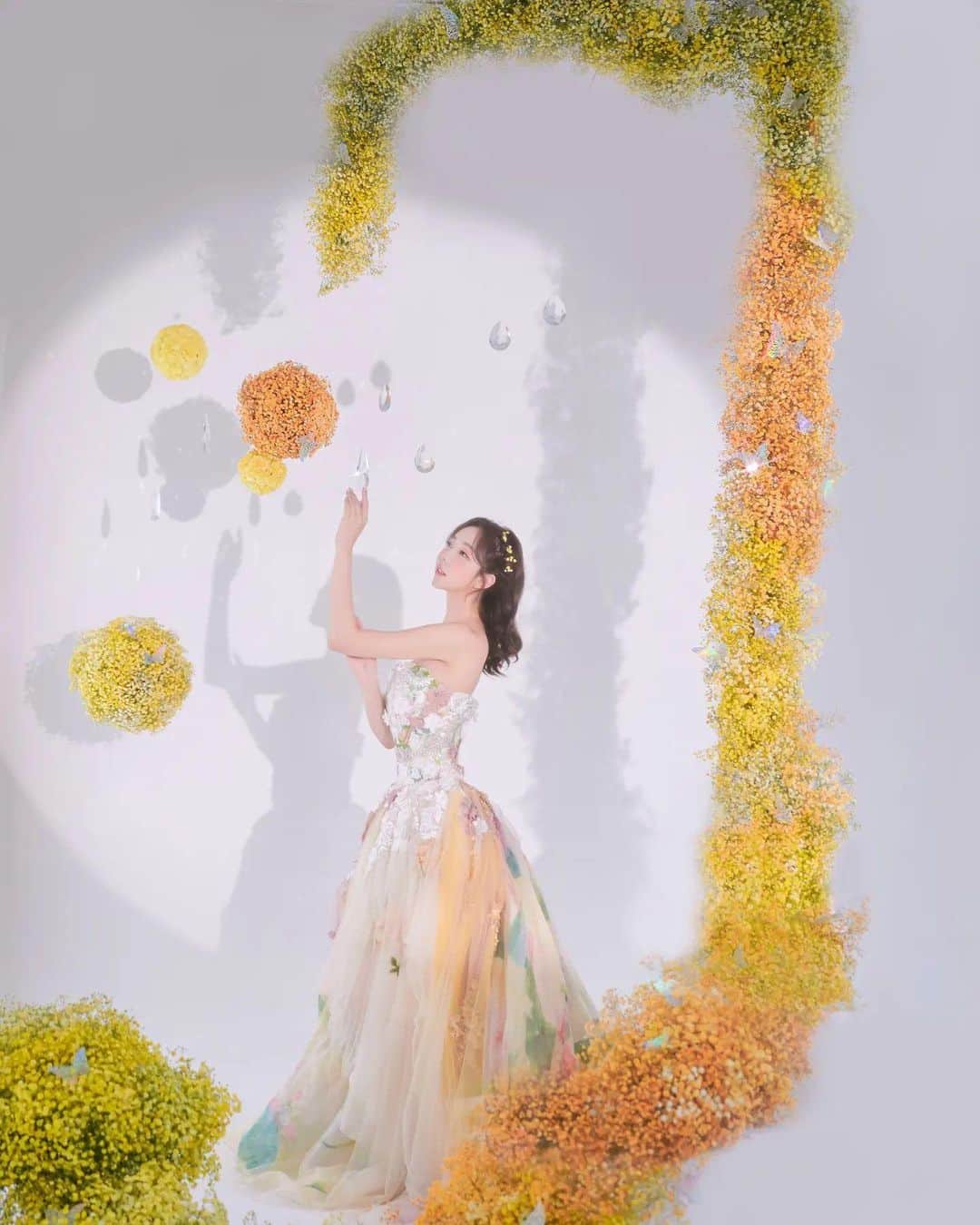 ♡プラコレWedding·⋆*さんのインスタグラム写真 - (♡プラコレWedding·⋆*Instagram)「. @placole_dressy【#DRESSY花嫁 】 【#プラコレ】をつけて投稿&フォローしてね♩ . ＝＝＝＝＝＝＝ . 春らしいニュアンスカラーのドレスが可愛い🌼 韓国の前撮り撮影はいかがですか？✨  日本にはない個性的なスタジオセットと 春らしいお花を大胆に使ったフォトは とっても可愛くて目を惹きます👀🤍  ぜひ参考にしてみてくださいね🪄  . ＝＝＝＝＝＝＝＝ 👗photo by... @rubyjayne_dress さま ＝＝＝＝＝＝＝＝ . 『#DRESSY花嫁』『#プラコレ』の ハッシュタグをつけて写真をUPしてね✦ 花嫁アプリ『DRESSY by プラコレ』の 記事に掲載＆リグラムされるかも♩ . みなさまからのいいねや保存 コメントをお待ちしています♥ 「このウェディングドレス可愛い！」 「ヘアスタイルも気になる！！」 「今の花嫁さんの流行りは！？」etc. . ＝＝＝＝＝＝＝＝ 花嫁アプリでは、 プロのアドバイザーに結婚式の相談を何度でも♡ ウェディングドレスの記事や、 自分のウェディングレポを残せちゃう♡” . >>>TOPのURLからcheck ⋈ @placole_dressy >>>結婚のご相談は プラコレウェディングアドバイザーへ♡ @wedding_adviser >>>ウェディングレポを残したいなら、 farny by プラコレをcheck ✎ @farny_wedding >>>花嫁準備に欠かせないアイテムをお探しなら placole & dressy Beauty をcheck ❁ @dressy_beauty_ >>>素敵なドレスに出会いたい花嫁さま♡ @dressyonline_をcheck >>>おしゃれなファミリーフォトは ドレシーベイビーをcheck 𓏸 @dressy.baby >>>鎌倉にOPEN”お花とドレスと紅茶のカフェ” @dressyroom_teaをcheck𓌉𓇋 . ＝＝＝＝＝＝＝＝＝＝＝＝＝＝＝＝ . #プレ花嫁 #卒花 #花嫁 #卒花嫁 #結婚 #結婚式 #試着レポ #farnyレポ #2023秋婚 #2023冬婚 #2023春婚 #2023夏婚 #カラードレス試着 #ドレス試着 #ドレス試着レポ #ドレス選び #カラードレス #カラードレス迷子 #ウェディングドレス #ドレス迷子 #チュールドレス #グリッタードレス #ニュアンスカラー #お色直しドレス #韓国前撮り #韓国ドレス」4月26日 19時08分 - placole_dressy
