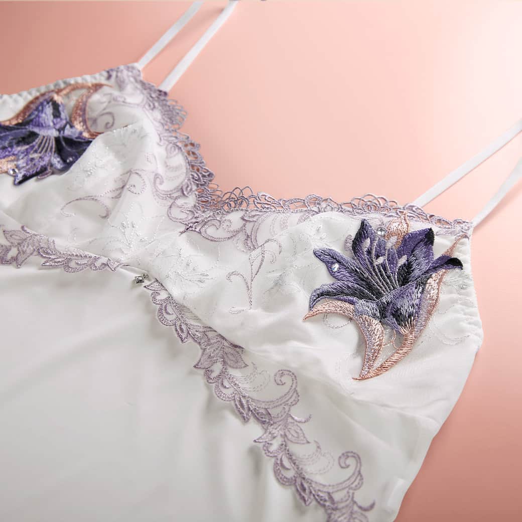 下着通販 SHIROHATO / 白鳩さんのインスタグラム写真 - (下着通販 SHIROHATO / 白鳩Instagram)「𝖧𝖨𝖬𝖨𝖢𝖮 𝟢𝟣𝟧𝗌𝖾𝗋𝗂𝖾𝗌 ー 𝖦𝗂𝗀𝗅𝗂𝗈 𝖦𝗋𝖺𝗓𝗂𝗈𝗌𝗈 ー  たおやかに、優しく咲き誇る百合の花から インスピレーションを得たコレクション。  透き通るような気品溢れる 百合のアップリケに、 繊細な煌めきを放つラメ刺繍。  優美でラグジュアリーに仕上げられた姿は、 額縁に飾られた美術品のように心を魅了します✨  𝖡𝗋𝖺 [ 𝖡𝟨𝟧-𝟩𝟧,𝖢𝖣𝖤𝖥/𝟨𝟧-𝟪𝟢 ] ¥𝟦,𝟨𝟤𝟢 (𝗍𝖺𝗑 𝗂𝗇)  𝖲𝗁𝗈𝗋𝗍𝗌 [ 𝖬/𝖫 ] ¥𝟤,𝟧𝟥𝟢 (𝗍𝖺𝗑 𝗂𝗇)  𝖳-𝖡𝖺𝖼𝗄 [ 𝖬/𝖫 ] ¥𝟤,𝟦𝟤𝟢 (𝗍𝖺𝗑 𝗂𝗇)  𝖦𝖺𝗋𝗍𝖾𝗋 [ 𝖬/𝖫 ] ¥𝟤,𝟩𝟧𝟢 (𝗍𝖺𝗑 𝗂𝗇)  𝖫𝗈𝗇𝗀 𝗌𝗅𝗂𝗉 [ 𝖬/𝖫 ] ¥𝟧,𝟣𝟩𝟢 (𝗍𝖺𝗑 𝗂𝗇)  ______________________________  商品詳細は @shirohato_official プロフィール欄のURLからチェック☑︎ ______________________________  #ヒミコ #015シリーズ #ブラ #ブラジャー #ランジェリー好き #ランジェリーコーデ #ランジェリー #ショーツ #キャミソール #花 #百合 #刺繍 #花刺繍 #lingerie #himico #015series #gigliograzioso #内衣 #胸罩 #브래지어 #속옷 #shirohato #白鳩 #下着通販 #下着屋」4月27日 17時45分 - shirohato_official