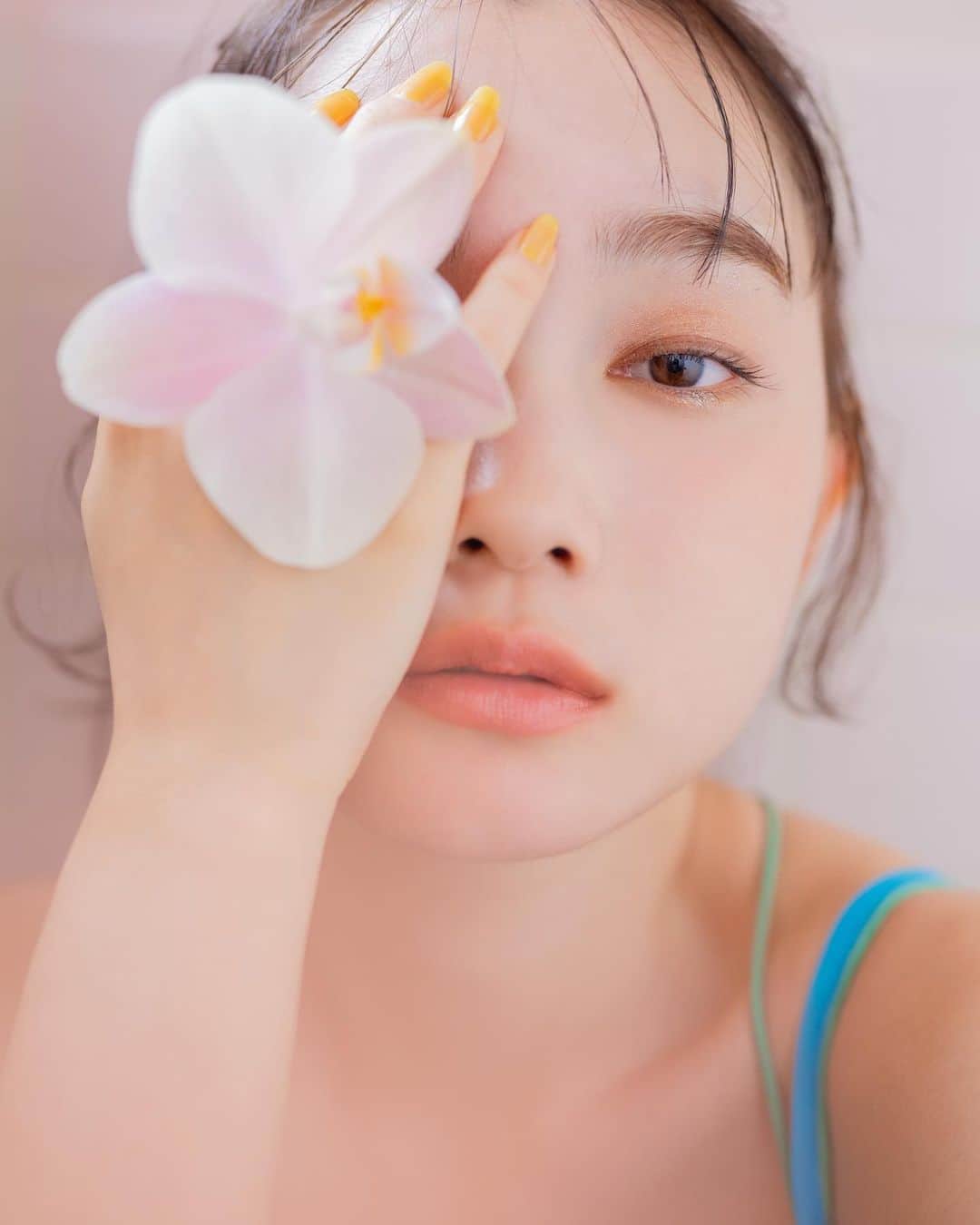 新野尾七奈のインスタグラム：「tiny tinyヴィジュアル務めさせて頂きました😭🙏🏻🌸 光栄です嬉しい♡ 全てキュートで素敵で..空間も可愛く終始楽しかった〜🌼  新宿店舗やniko and...などなど！ ヴィジュアルポスター 是非探してね🫧  steel cameraman 花盛友里さん movie cameraman 英里さん hair make 加藤志穂さん stylist 石川美久さん editing 本田理恵さん by tiny tiny 、niko and... ありがとうございました🤍」