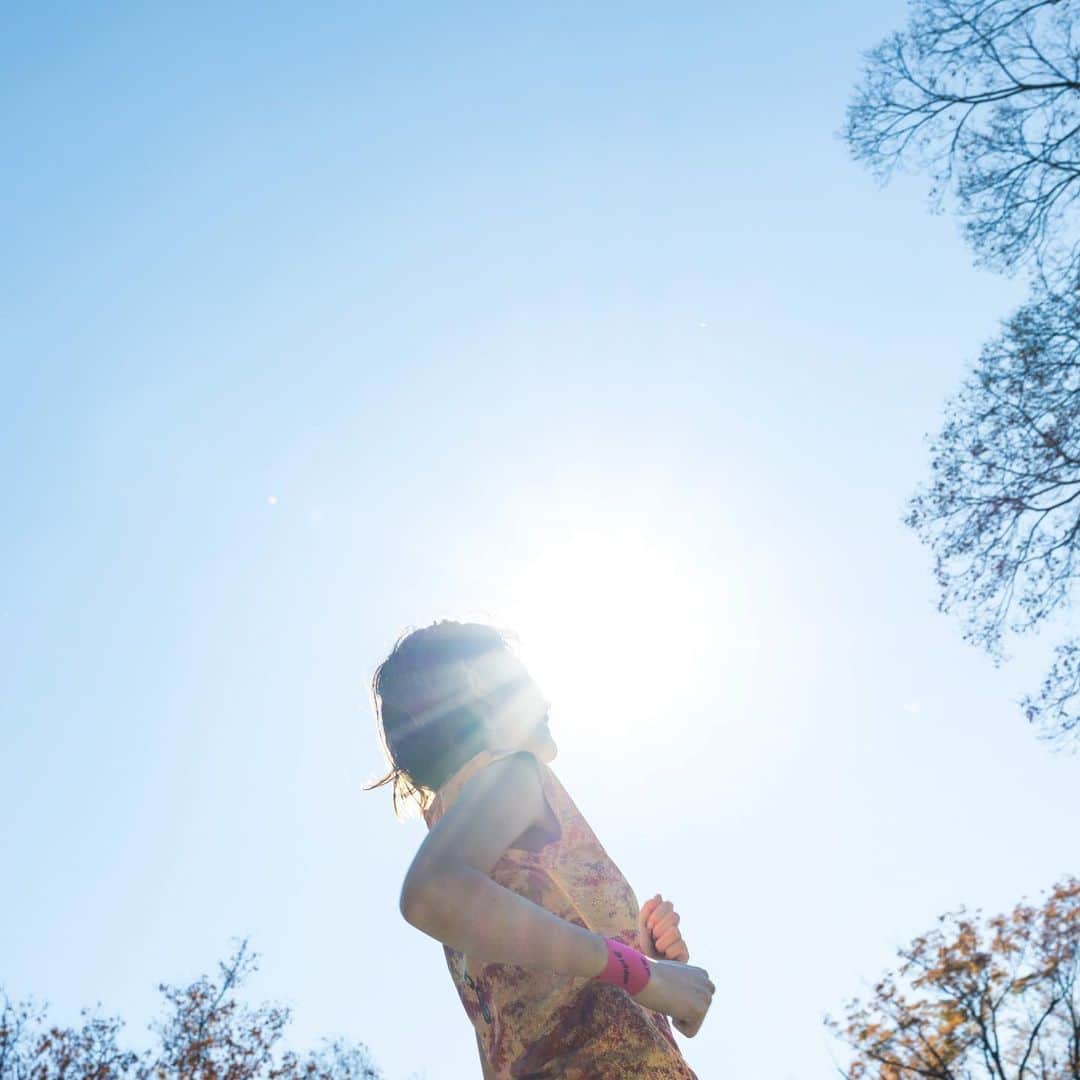西谷綾子のインスタグラム：「🏃‍♀️ 【貧血のお話】※長いです🙈 3月名古屋ウィメンズマラソンは3時間52分。 直前に貧血がわかり完走目標に切り替えた。 名古屋までの頑張った練習が活かせなく悔しく‥ (でも無駄にはならず長野で活かされた) 42kmはキツくゴール後めっちゃ泣いた！😭  名古屋に向けてのスピード練は ずっと呼吸が苦しくて背中が痛かった。 まったく貧血とは思わなく 日々の疲労が抜けてないと思い込んでた。 年明けからさらに色々あって忙しかったから。  森田光希ちゃんに「もしかして貧血？」と言われて‥ そう言えば...😳 普段の生活も立ちくらみがしていたことに気付く😅  思い返せば1月末の新宿シティハーフ 寒さもあったかもしれないけど スタートから息の上がり方が普段と違っていた。  名古屋後、公認スポーツ栄養士 (フルマラソン自己ベスト2時間30分) 佐原和真さんに @kazuma_sahara  食事指導してもらい貧血改善へ！ (食事＋サプリメントも上手に活用)  食事の優先順位が1番下、食事量が少ない私の意識が変わった。 佐原さんの話はめちゃくちゃわかりやすく、 丁寧で、ストレスなく出来ることばかり！  さらにレース前の食事、 レース中のジェルの摂り方を教えてもらい 私の体の中は栄養満点で元気にスタートラインに立ち、 レース中お腹が痛くならなかった。 昨年10月金沢マラソンは ずっとお腹の痛みに耐えるレースで辛かった。 ←この痛みも佐原さんに聞いて解決！  身体を酷使するほど、 食事の細かなポイントが大事になってくることを改めて痛感！  そして、長野で3時間12分台！ またこのタイムで走れたのは 体調や仕事・家族のスケジュールを優先に メニューを組んでくれるみきてぃに感謝！！ @m1k1m1k1mm  フォーム改善の的確なアドバイス、最終調整は 毎回、バッチリ過ぎます！！  私の目標達成にいつも熱くサポートしてくれる @shirakatakenichi  @gambaleyusuke  @yuin44  いつもありがとうございます！  みんなも貧血など気を付けてね！！！ 体がいつもと違うと感じたらすぐ検査大事🥺  次は軽井沢ハーフマラソンのゲストです♡ 元気に走るぞーーー🥰  #貧血 #食事はもちろん睡眠もケアも大事！ #食事 #睡眠 #ケア #体調管理」