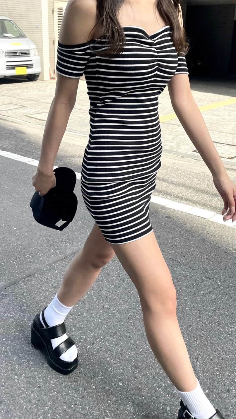 ENVYMのインスタグラム：「【4.26𝙉𝙀𝙒 𝘼𝙍𝙍𝙄𝙑𝘼𝙇】 ⁡ ⁡ ✔︎︎︎︎カップインオフショルOP color:BLACK,BLUE,MIX size:FREE  ⁡ ⁡ ヘルシーな肌見せにボディラインを きれいに見せるオフショルワンピース。 ⁡ ⁡ 程よくフィットし、 カップ付きなので１枚で楽に 着用していただけます。 ⁡ ⁡ ーーーーーーーーーーーーーーーーーーーーーーーー ⁡ ⁡ 2023夏のビジュアルが Webstoreで公開中！！ ⁡ ⁡ ぜひプロフィールTOPのURLからご覧下さい♪ ⁡ ⁡ ⁡ #envym #2023ss #spring」