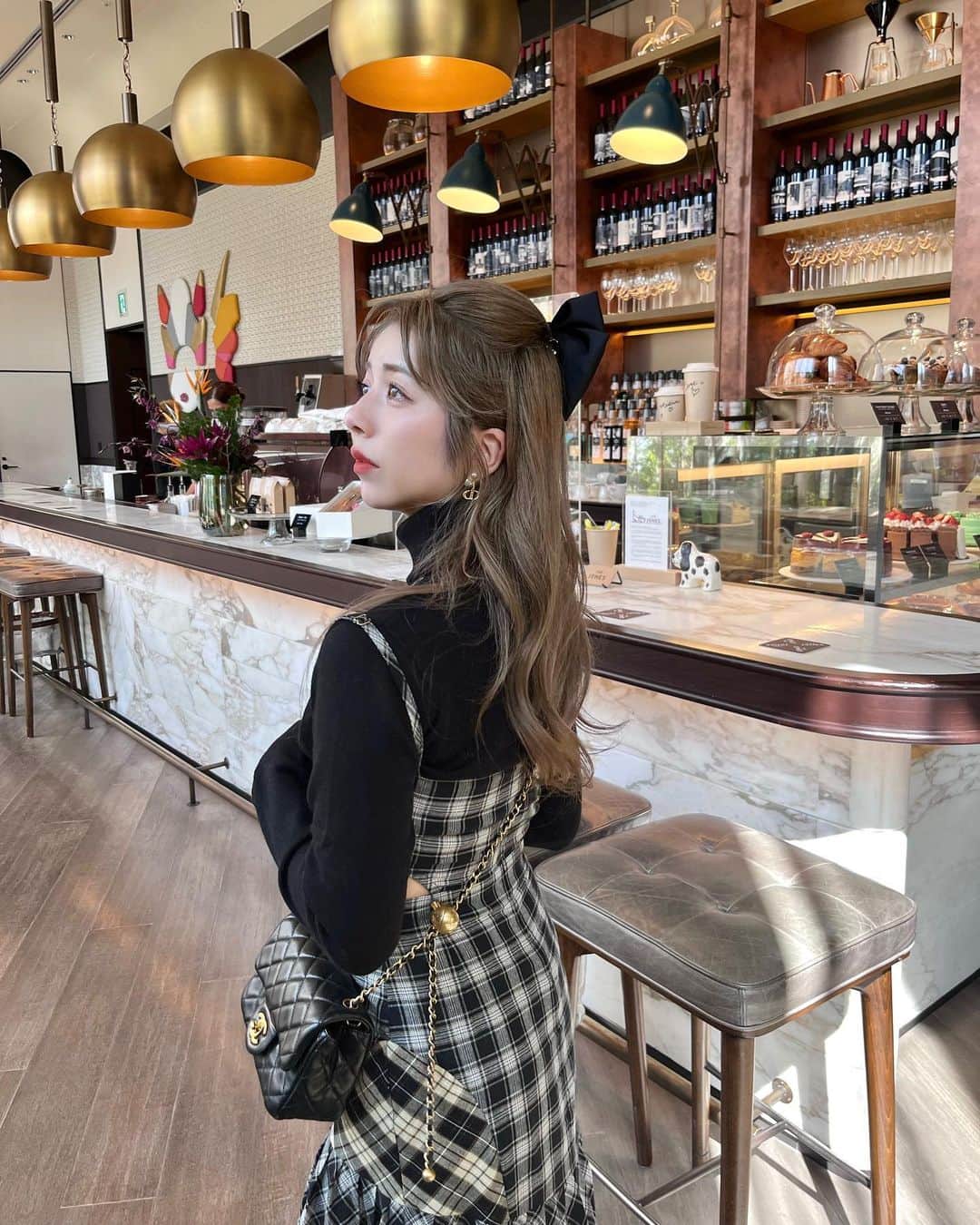 のインスタグラム：「🧇🍴❤︎ . モーニングで行った @kimptonshinjukutokyo 🎀 . 食べたかったワッフルのが お昼からのメニューだった🥹 . ゆったりとできるカフェでお気に入り☕️ . ワンピース @andmary_official  バッグ @chanelofficial . #新宿 #新宿カフェ #东京 #时尚潮流 #可爱的 #東京カフェ #東京スイーツ #カフェ巡り #カフェ #東京カフェ巡り #tokyo #えりんコーデ #えりんこヘアアレンジ #えりんこカフェ巡り #andmary #ワンピース #ハーフアップ #shinjuku #kimptonshinjukutokyo」