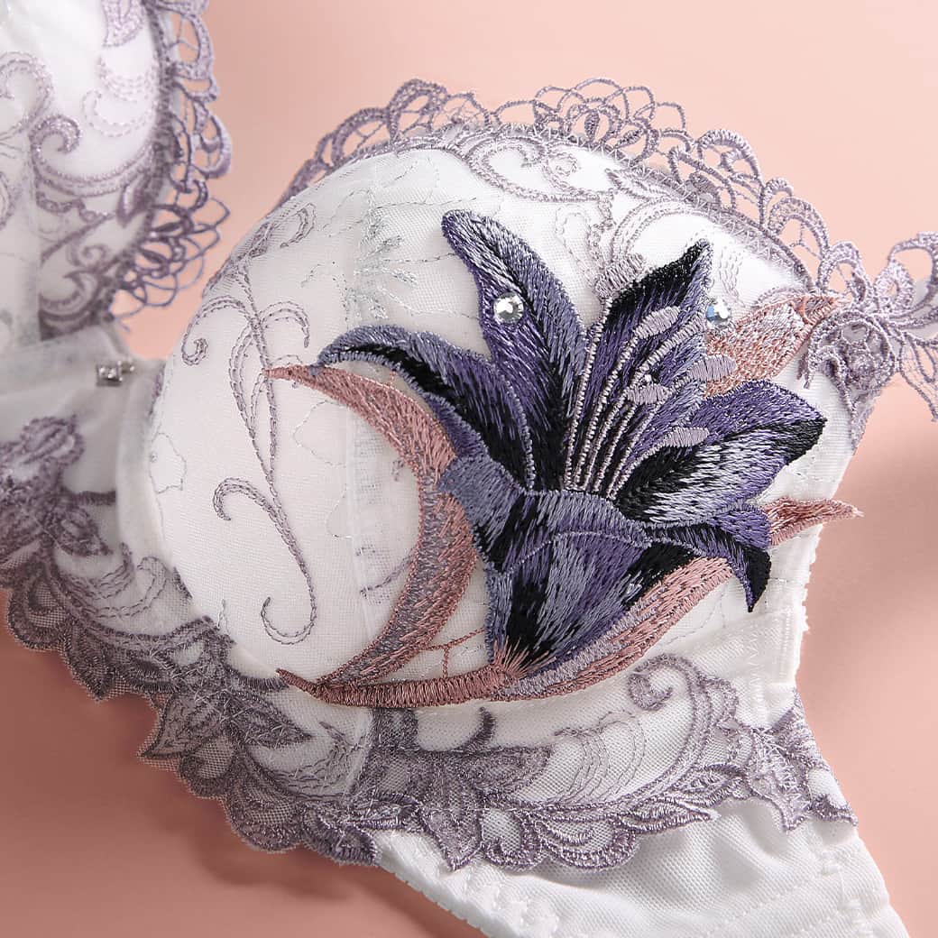 下着通販 SHIROHATO / 白鳩さんのインスタグラム写真 - (下着通販 SHIROHATO / 白鳩Instagram)「𝖧𝖨𝖬𝖨𝖢𝖮 𝟢𝟣𝟧𝗌𝖾𝗋𝗂𝖾𝗌 ー 𝖦𝗂𝗀𝗅𝗂𝗈 𝖦𝗋𝖺𝗓𝗂𝗈𝗌𝗈 ー  たおやかに、優しく咲き誇る百合の花から インスピレーションを得たコレクション。  透き通るような気品溢れる 百合のアップリケに、 繊細な煌めきを放つラメ刺繍。  優美でラグジュアリーに仕上げられた姿は、 額縁に飾られた美術品のように心を魅了します✨  𝖡𝗋𝖺 [ 𝖡𝟨𝟧-𝟩𝟧,𝖢𝖣𝖤𝖥/𝟨𝟧-𝟪𝟢 ] ¥𝟦,𝟨𝟤𝟢 (𝗍𝖺𝗑 𝗂𝗇)  𝖲𝗁𝗈𝗋𝗍𝗌 [ 𝖬/𝖫 ] ¥𝟤,𝟧𝟥𝟢 (𝗍𝖺𝗑 𝗂𝗇)  𝖳-𝖡𝖺𝖼𝗄 [ 𝖬/𝖫 ] ¥𝟤,𝟦𝟤𝟢 (𝗍𝖺𝗑 𝗂𝗇)  𝖦𝖺𝗋𝗍𝖾𝗋 [ 𝖬/𝖫 ] ¥𝟤,𝟩𝟧𝟢 (𝗍𝖺𝗑 𝗂𝗇)  𝖫𝗈𝗇𝗀 𝗌𝗅𝗂𝗉 [ 𝖬/𝖫 ] ¥𝟧,𝟣𝟩𝟢 (𝗍𝖺𝗑 𝗂𝗇)  ______________________________  商品詳細は @shirohato_official プロフィール欄のURLからチェック☑︎ ______________________________  #ヒミコ #015シリーズ #ブラ #ブラジャー #ランジェリー好き #ランジェリーコーデ #ランジェリー #ショーツ #キャミソール #花 #百合 #刺繍 #花刺繍 #lingerie #himico #015series #gigliograzioso #内衣 #胸罩 #브래지어 #속옷 #shirohato #白鳩 #下着通販 #下着屋」4月27日 17時57分 - shirohato_official