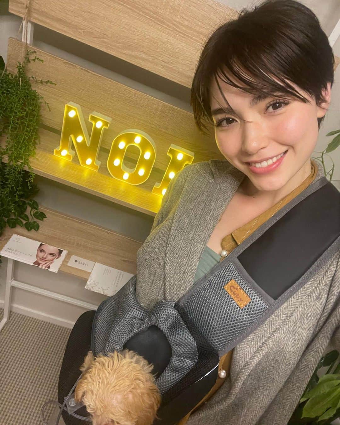 のインスタグラム：「自律神経も整う「膣」ケアサロンへ💕　@nol.salon   まだあまり馴染みがないと思うけど 膣は身体の中心にあって 膣を温める事で体全体がポカポカするの  自律神経が整ったり心穏やかになって 安心するような感覚だよ🌿😊  施術自体は膣の中には触れず 外から生体電流を流す施術 全身にも流してくれるから 全身のエステ行ったのと同じように むくみがスッキリする☺️  これが本当のトータルエステ💆‍♀️  それによって膣の筋肉が整って 綺麗に扉が閉じる感じ そして施術後も暖かさを感じる🫠💗 実際にビフォーアフターの お写真で確認すると 色も形もケアできているのがわかるよ😍  締まりも良くなるから 大人になってからのトラブルも 改善されていくよ🚪✨  因みに色も形も整う💕💕  普段のケアとしては精油を混ぜて しっかりオイルを塗って経皮吸収も 利用して全身を潤うようにケアするよ😊  膣ケアをしてくれる @haruka_shimura  はるかさんの美しさ✨✨綺麗すぎる🥹 4回の施術でかなり状態がよくなって 2人でびっくり😍  #膣ケア #アロマ #美容 #健康 #スキンケア #志村陽香」