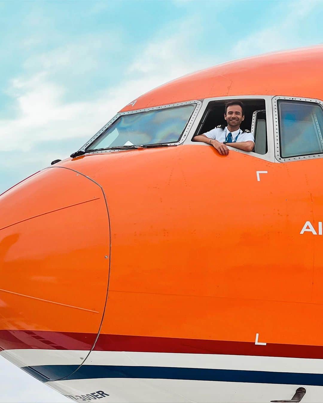 KLMオランダ航空さんのインスタグラム写真 - (KLMオランダ航空Instagram)「Orange you excited it's King's Day? Our crew sure is! 🍊✈️ Head on over to our stories to quiz your King's Day knowledge! Enjoy today! 🧡👑  #klm #ROYALdutchairlines #kingsday #koningsdag」4月27日 16時55分 - klm