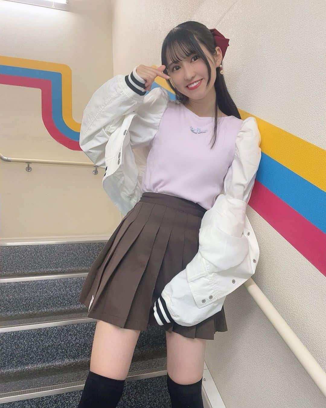 のインスタグラム：「‎▫️ 最近は寒いのか暑いのかよく分からないね〜🤔💭   #夢アドシトロン  #cuugal  #アイドル  #ラブトキコーデ  #ハーフアップ #階段  #瀬戸ゆな」