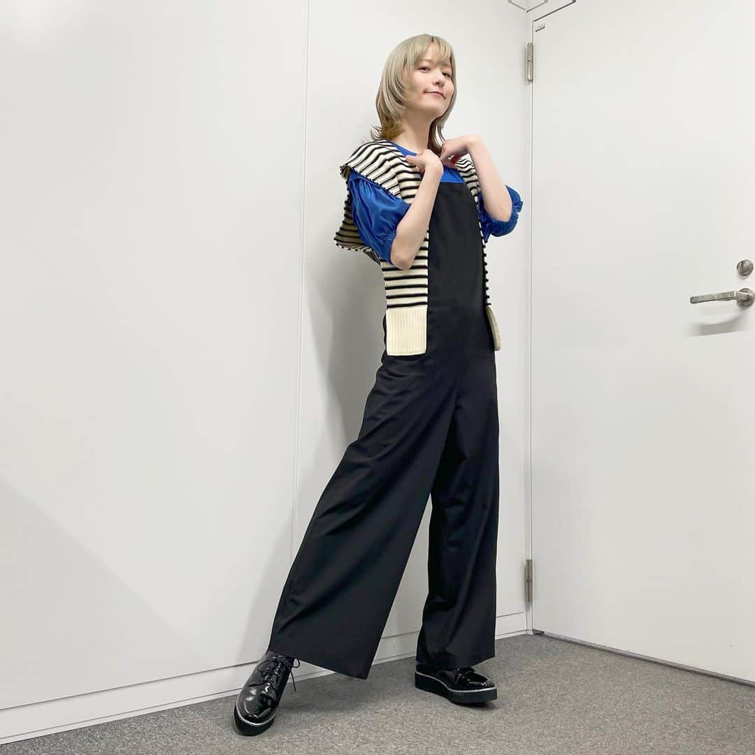 のインスタグラム：「ㅤㅤㅤㅤㅤㅤㅤㅤㅤㅤㅤㅤㅤ 『BSイレブン競馬中継 SUNDAY』 (2023.04.23分)のお衣装です☻ ㅤㅤㅤㅤㅤㅤㅤㅤㅤㅤㅤㅤㅤ #衣装戦隊ミヤジマン  ベスト&ロンパース♥︎#ekcookies  プルオーバー♥︎#limue  ㅤㅤㅤㅤㅤㅤㅤㅤㅤㅤㅤㅤㅤ ベスト、結んだりもできるって！ ㅤㅤㅤㅤㅤㅤㅤㅤㅤㅤㅤㅤㅤ スタイリストさん→ @stylist_sanae_ymsk_  #bs11 #bsイレブン競馬中継 #競馬 #umajo #宮島咲良 #ミヤジマン #ぼっち戦隊ミヤジマン」