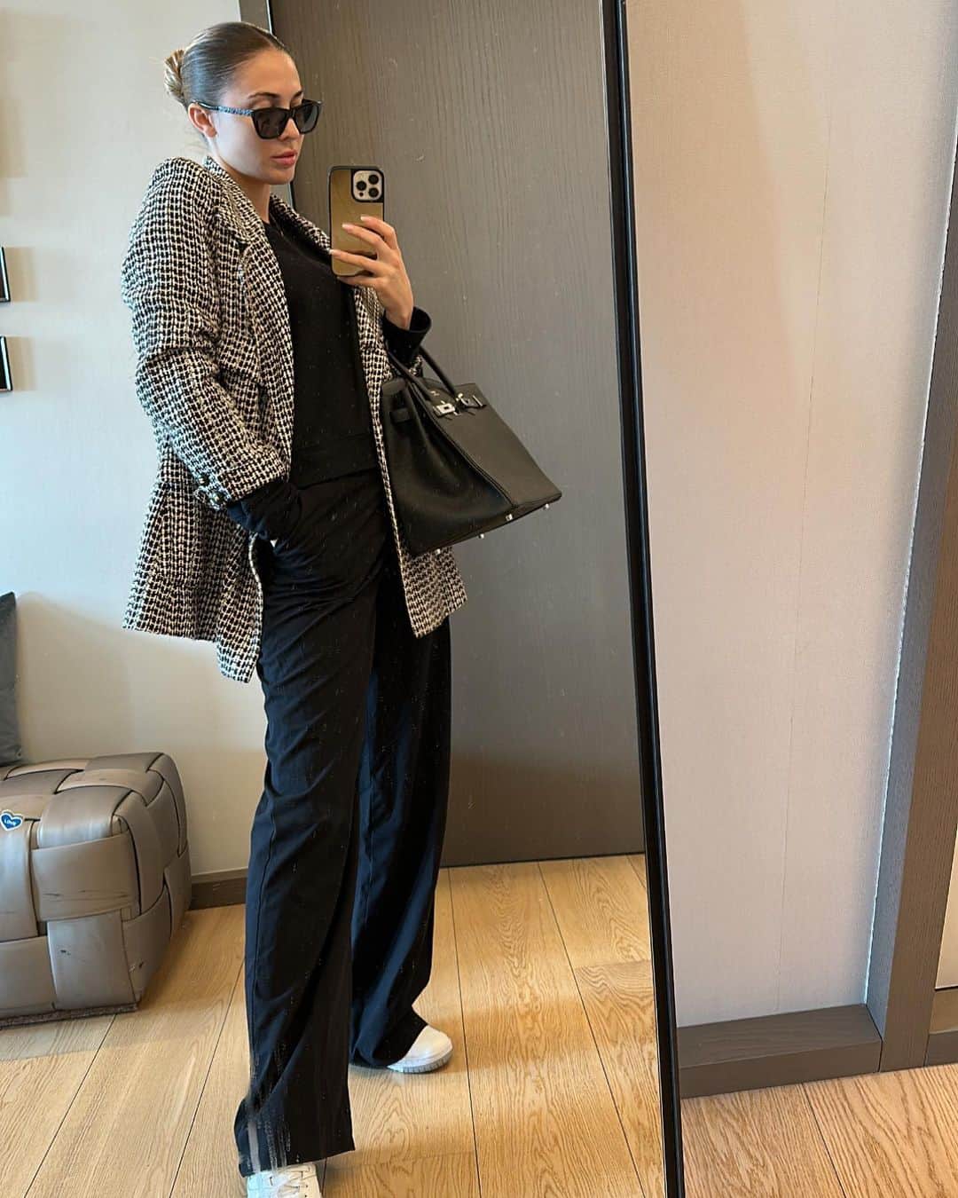 アン・キャサリン・ボメルのインスタグラム：「obsessing over vintage pieces these days, especially  when they are Chanel 🖤」