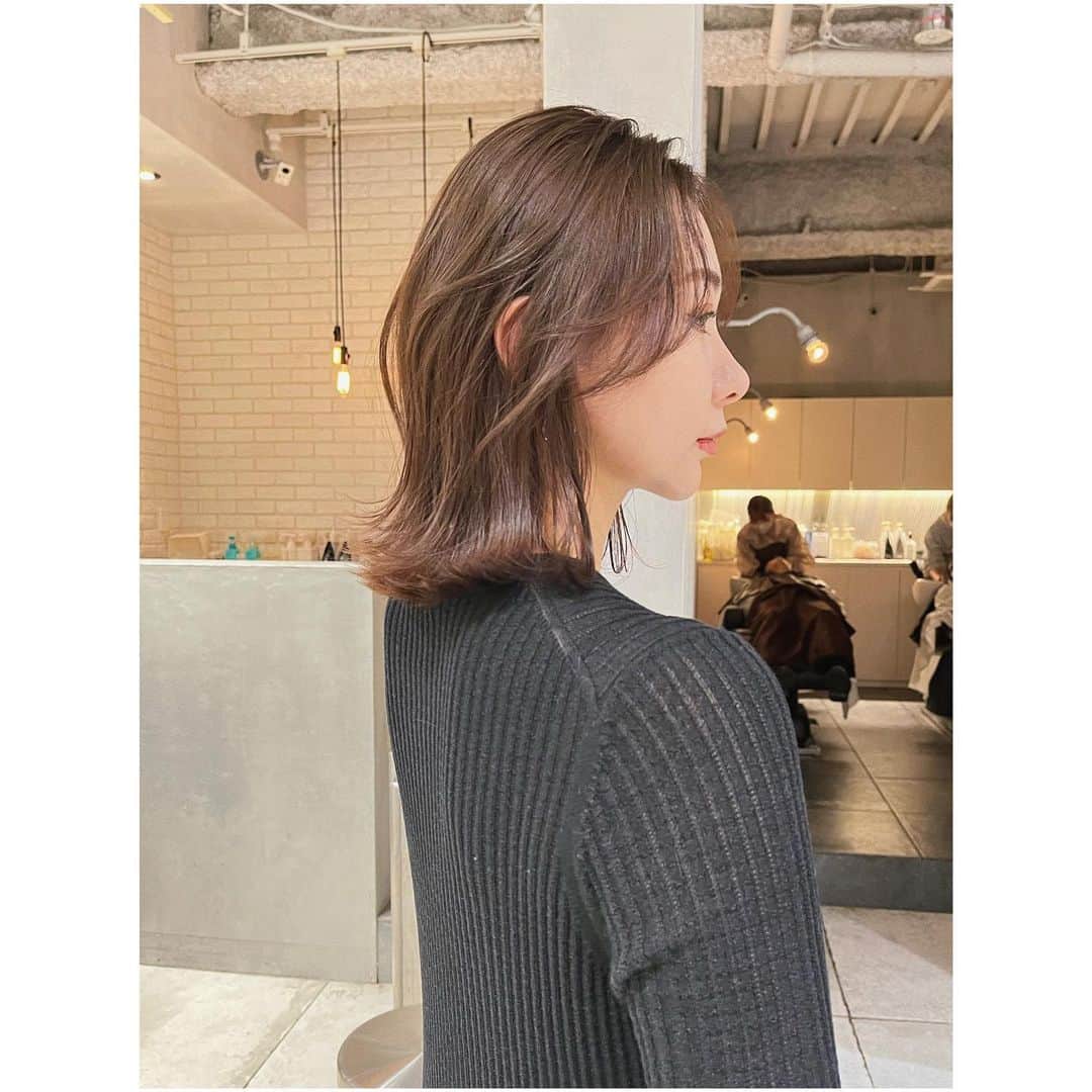 小口桃子のインスタグラム：「マイブームだったオレンジカラーから気分転換でベージュ系に🐪 ⁡ 年末のブリーチのおかげで透明感があるカラーになってとっても気に入っています♡ 毛先と前髪も整えてもらった🙆🏻‍♀️ ⁡  @album_natsumi  いつもありがとございます🫶🏻」