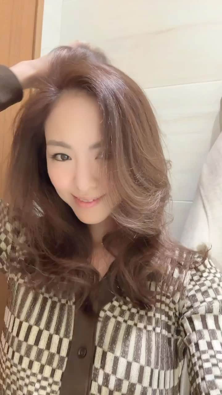 西内ひろのインスタグラム：「ヘア整えに行きました🙏 Thank you @kunio_horiuchi  @peekaboosalonsofficial  @peekaboo_maiko_usui  ボサボサがツヤツヤになりました✨ 髪の毛触りすぎで、ごめんなさい😂」