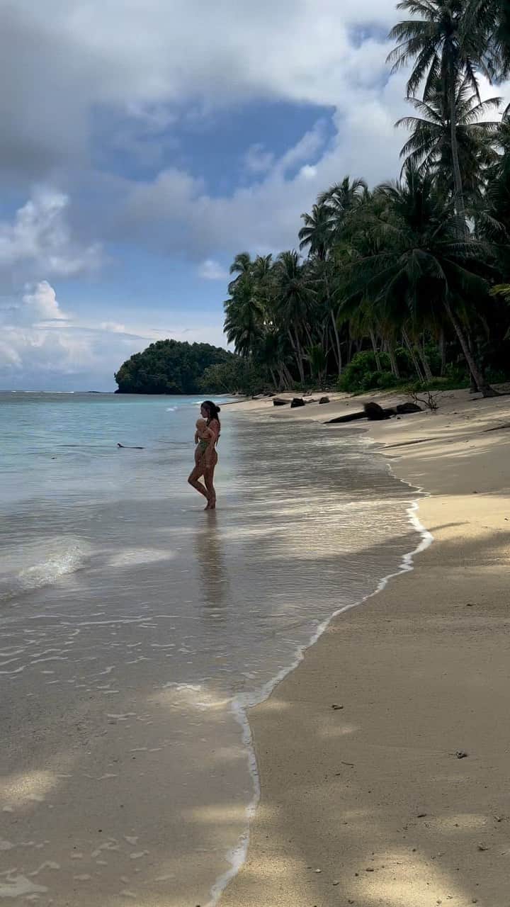 Jessicaのインスタグラム：「A really great beach with lots of shells 🐚   #mentawai #mentawaiislands #island #islandbaby #island」
