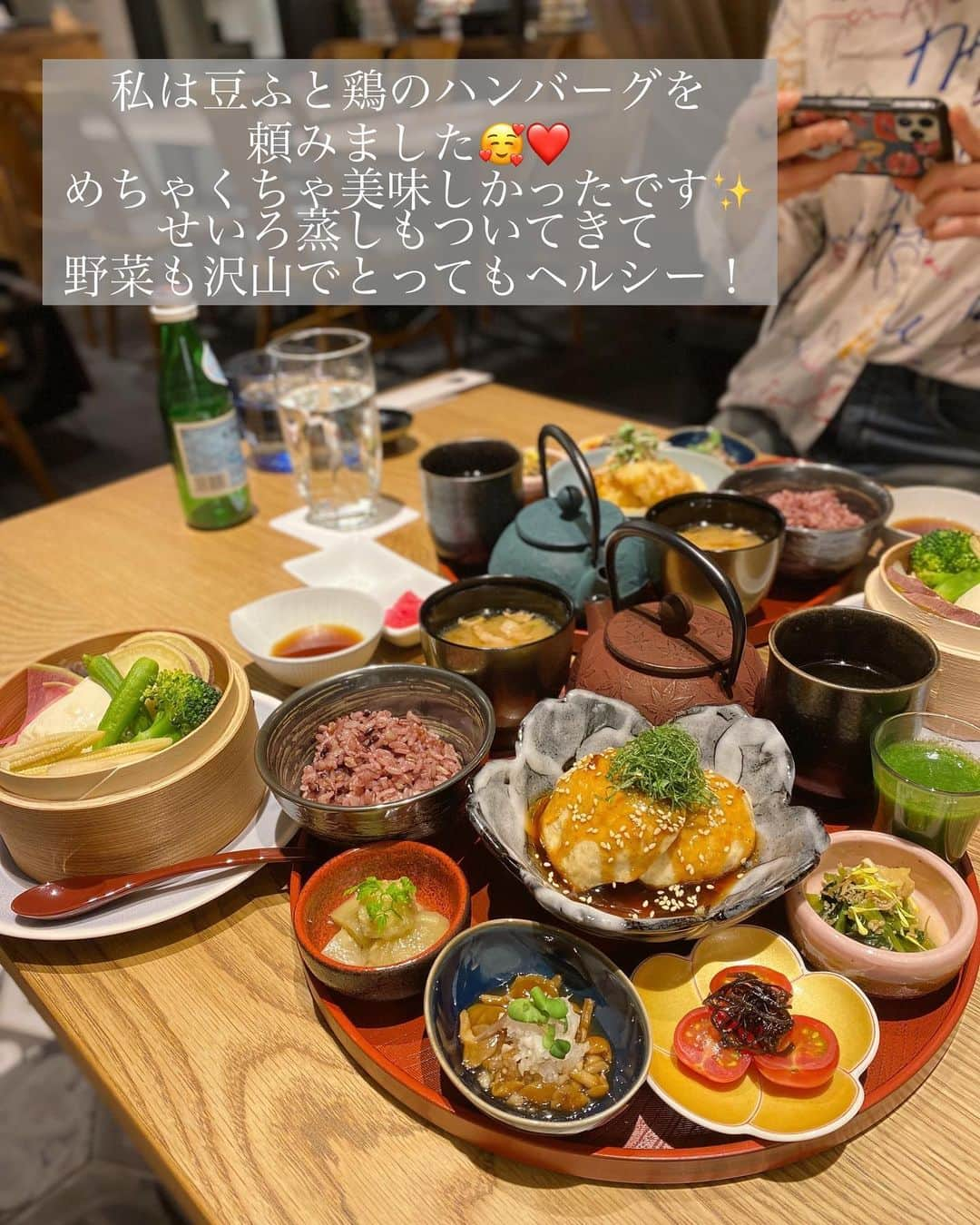 karen okajimaさんのインスタグラム写真 - (karen okajimaInstagram)「ヘルシーな一汁六菜定食が食べれるカフェ 地下食堂moguraさん🥬💕  HEPナビオの地下2階にできたばかりの 地下食堂moguraさん！！  古くから親しまれる和食の基本形“一汁三菜”に三菜を付け加えた 「一汁六菜」定食をお楽しみいただける、カフェ使いもできる地下食堂だよ🥰  私は豆ふとハンバーグを友達はチキン南蛮を頼んだよ！ めちゃくちゃ美味しかったし野菜たっぷりで嬉しい💕 ディナーはせいろ蒸しもついてくるのが嬉しい☺️  単品でだし巻き玉子と、豚しゃぶも頼んだよ🎶 全部ヘルシーでとっても美味しいの！！  そして、ムレスナティーのセットにして デザートは水晶わらび餅にしました❤️  水晶わらび餅もぷるんぷるんでとすぎてつるっと食べれる！！ ムレスナティーの種類も多くてとけは純、白桃にしたよ🍑 友達はパステル色のおたんじょうびにしてた！ ティーもとっても美味しくて幸せでした🤍  1人でも行きやすいし、カフェ使いもできるからみんな梅田に行った際はぜひいってみてね🥰 私もまた行きたいお店です💕💕  食べログのネット予約も可能だよ◎  📍大阪市北区角田町7-10 HEP ナビオ B2F 📞 050-5600-4105 ⏰11：00 ～ 22：00 不定休（施設に準ずる）  #地下食堂mogura #Hepナビオ #hepナビオカフェ #梅田隠れ家カフェ #梅田カフェ #大阪カフェ #大阪ランチ #梅田ランチ #梅田ヘルシーランチ #大阪ヘルシーランチ #グルメ岡島」4月26日 19時26分 - karenokajima0318