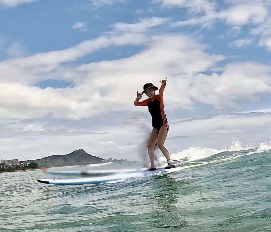 井上奈保さんのインスタグラム写真 - (井上奈保Instagram)「サーフィンするならハワイ🏝 久々だったけど やっぱりハワイでのサーフィンは最高🌊🏄‍♀️別格！ @thesurfingsensei でサポートしてもらいました🤙 仲間もみんなとってもいい人で あと必ず🐢さんにも遭わせてくれます✨ 彼のところはSUPとかもしていて 3年前はみんなでSUPでお世話になりました。 初心者の人も必ず楽しく立たせてくれるから Hawaii訪れた際は是非サーフィンをして💙 波乗りの気持ちよさを味わって〜 そして日焼け止めは環境や海の生き物に優しいものをね🪸🐬  #hawaii #surfing #gopro」4月26日 19時26分 - inouenaho1207