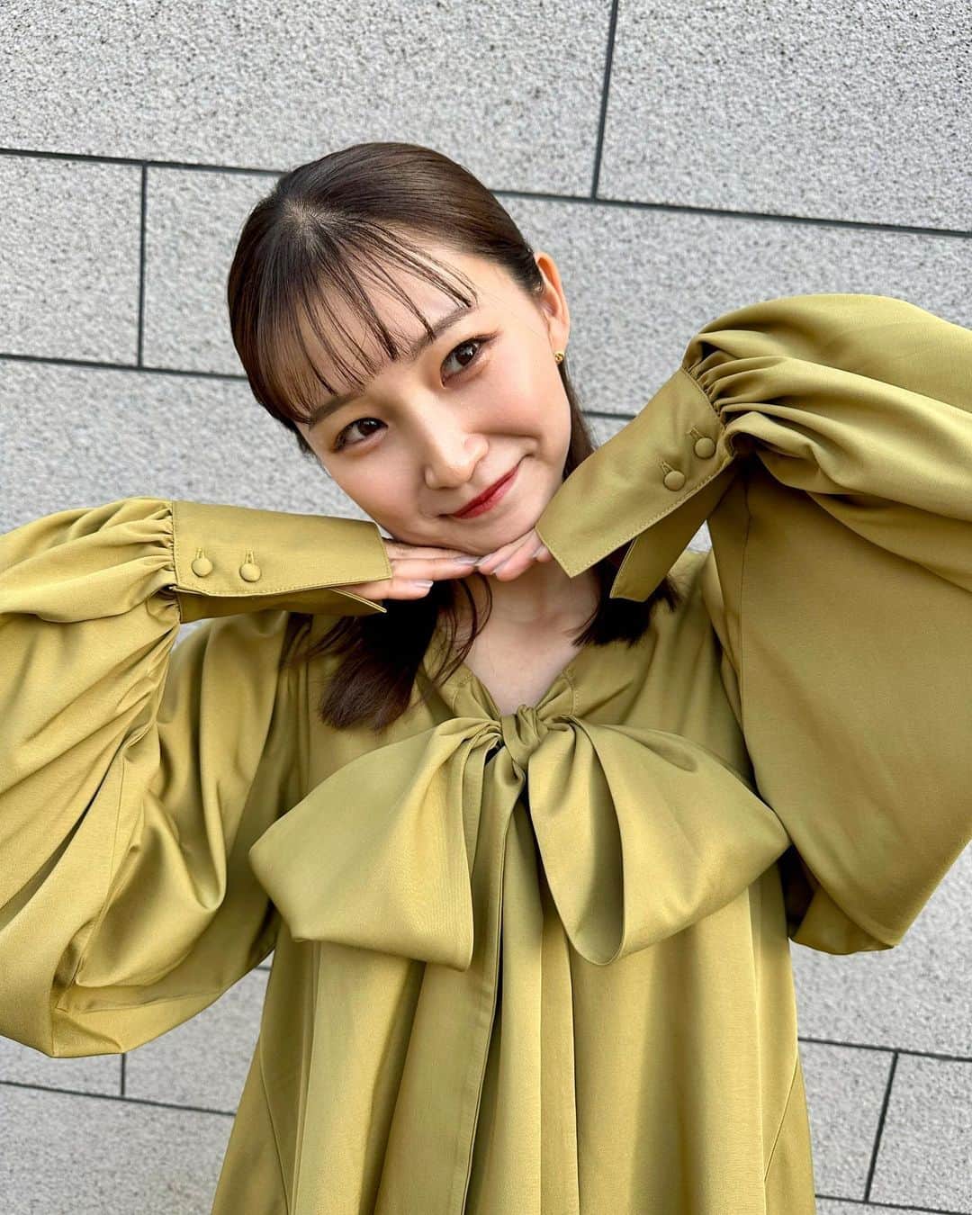 加藤早和子のインスタグラム：「.  月曜日に着た ブラウス🌼🍯🍋  胸元の大きいリボンが可愛くてお気に入り〜〜.  . . #岩手 #盛岡 #キャスター #アナウンサー #スポーツキャスター #スポーツ #新人 #新人アナウンサー #おばんですいわて #ブラウス #衣装 #yellow #labelleetude」