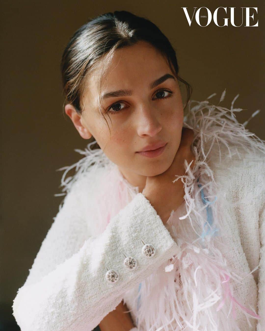 アリア・バットのインスタグラム：「@vogueindia 💟」