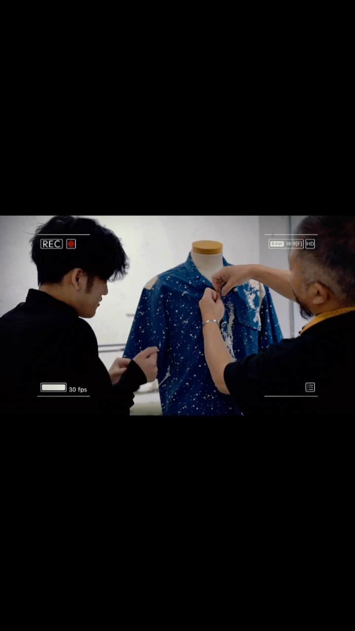 ヨシオクボのインスタグラム：「今,服は人にとってどの様な存在になっているんであろうか 服はここ何十年も大量に作られて、服の大切さを人は感じているのだろうか と思う今日この頃である  @yoshiokubo_official  #problemslovinglab #yoshiokubo」