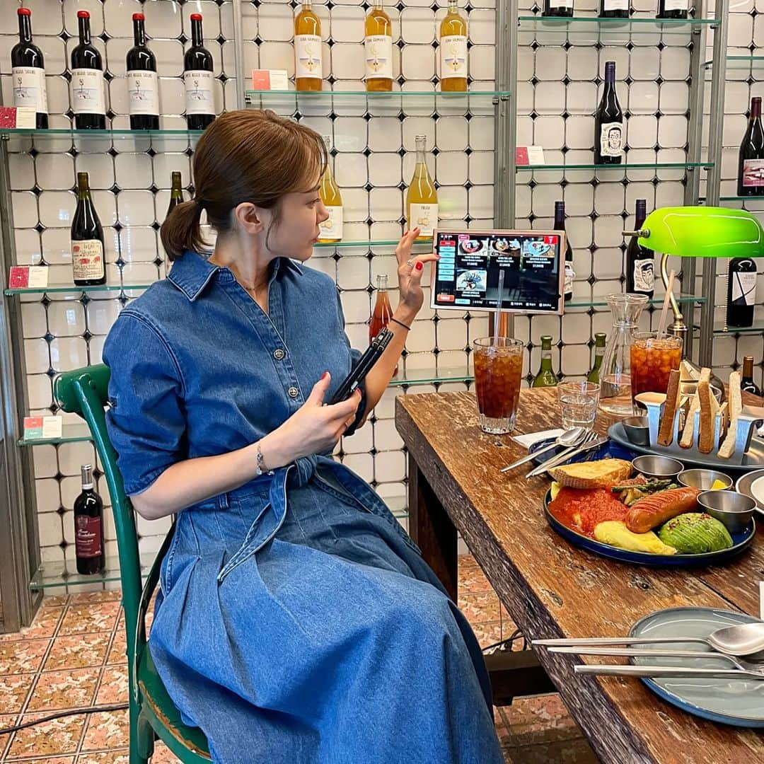 ユ・ハナさんのインスタグラム写真 - (ユ・ハナInstagram)「연청이냐 진청이냐 그것이 문제로다....🤔🤔🤔  사이즈가요, 치마는 26,28  상의는 55,66 나오는데,  전  치마 26  상의 66 입었어요. 상의는 여유있게 입는걸 추천!  치마는 워낙 여유있게 나와서 원래 입으시는 사이즈보다 한사이즈에서 한사이즈 반 작게 선택하셔도 되요😁  전, 167cm/54kg  몸무게 공개했습니다ㅋㅋㅋ  내일 오전9시오픈✨️ 링크는 9시에 같이 오픈되어요!   모든구매고객께, 10만원상당의 제시뉴욕 스카프를 선물로 드려요🙈🖤」4月26日 19時38分 - hahana111