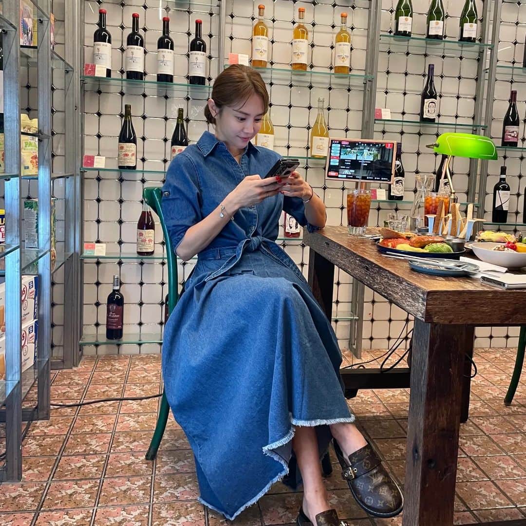 ユ・ハナさんのインスタグラム写真 - (ユ・ハナInstagram)「연청이냐 진청이냐 그것이 문제로다....🤔🤔🤔  사이즈가요, 치마는 26,28  상의는 55,66 나오는데,  전  치마 26  상의 66 입었어요. 상의는 여유있게 입는걸 추천!  치마는 워낙 여유있게 나와서 원래 입으시는 사이즈보다 한사이즈에서 한사이즈 반 작게 선택하셔도 되요😁  전, 167cm/54kg  몸무게 공개했습니다ㅋㅋㅋ  내일 오전9시오픈✨️ 링크는 9시에 같이 오픈되어요!   모든구매고객께, 10만원상당의 제시뉴욕 스카프를 선물로 드려요🙈🖤」4月26日 19時38分 - hahana111