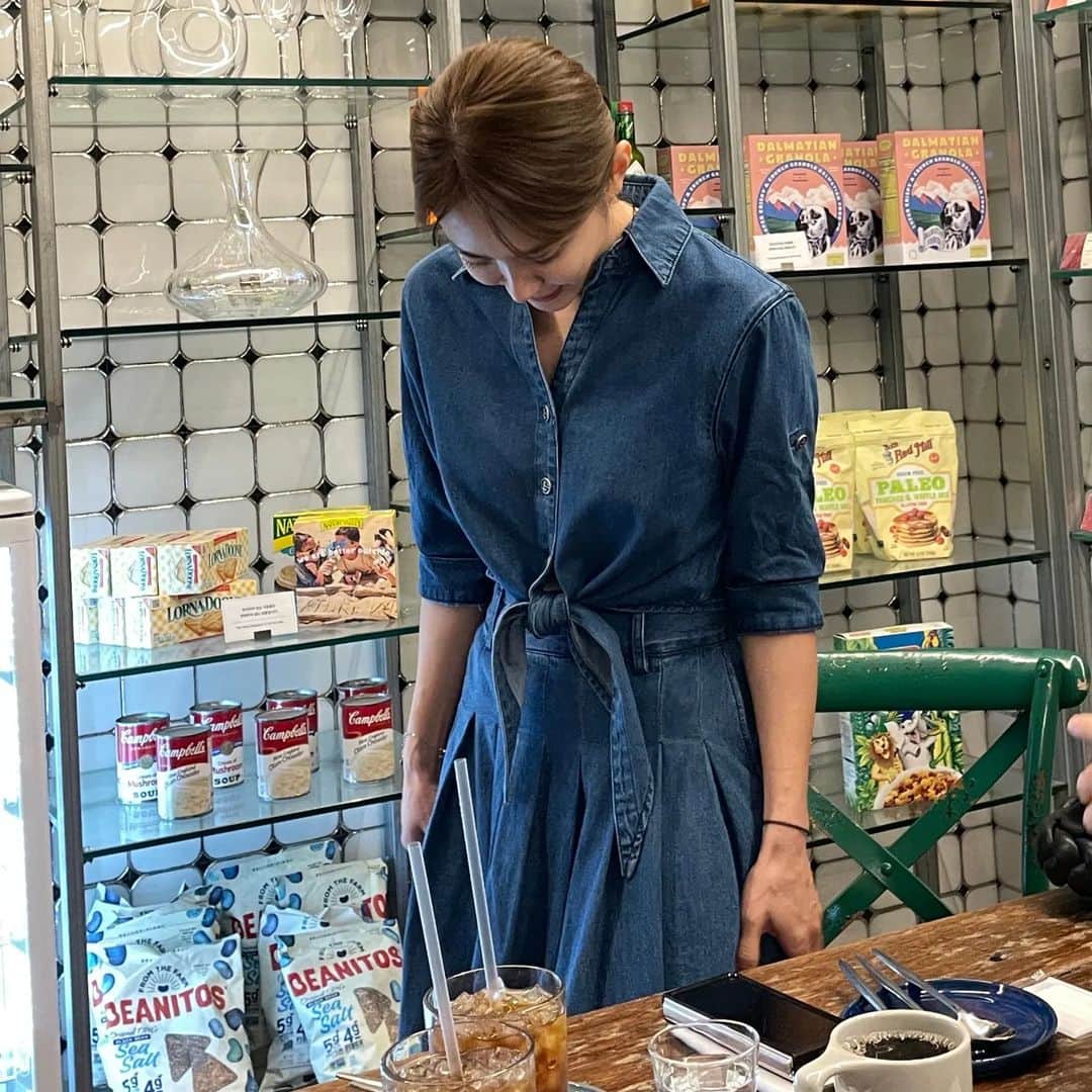 ユ・ハナさんのインスタグラム写真 - (ユ・ハナInstagram)「연청이냐 진청이냐 그것이 문제로다....🤔🤔🤔  사이즈가요, 치마는 26,28  상의는 55,66 나오는데,  전  치마 26  상의 66 입었어요. 상의는 여유있게 입는걸 추천!  치마는 워낙 여유있게 나와서 원래 입으시는 사이즈보다 한사이즈에서 한사이즈 반 작게 선택하셔도 되요😁  전, 167cm/54kg  몸무게 공개했습니다ㅋㅋㅋ  내일 오전9시오픈✨️ 링크는 9시에 같이 오픈되어요!   모든구매고객께, 10만원상당의 제시뉴욕 스카프를 선물로 드려요🙈🖤」4月26日 19時38分 - hahana111