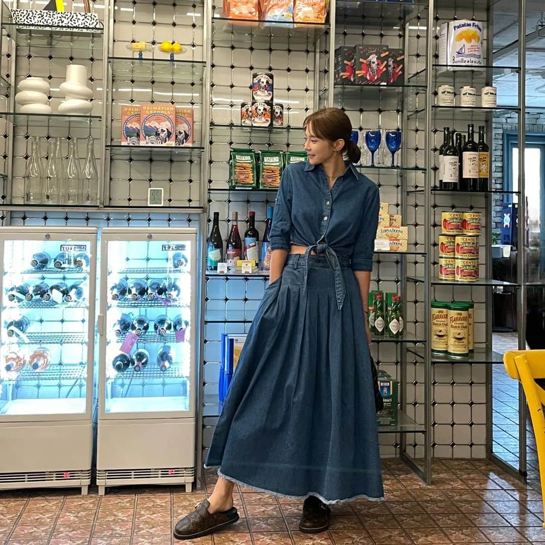 ユ・ハナのインスタグラム：「연청이냐 진청이냐 그것이 문제로다....🤔🤔🤔  사이즈가요, 치마는 26,28  상의는 55,66 나오는데,  전  치마 26  상의 66 입었어요. 상의는 여유있게 입는걸 추천!  치마는 워낙 여유있게 나와서 원래 입으시는 사이즈보다 한사이즈에서 한사이즈 반 작게 선택하셔도 되요😁  전, 167cm/54kg  몸무게 공개했습니다ㅋㅋㅋ  내일 오전9시오픈✨️ 링크는 9시에 같이 오픈되어요!   모든구매고객께, 10만원상당의 제시뉴욕 스카프를 선물로 드려요🙈🖤」