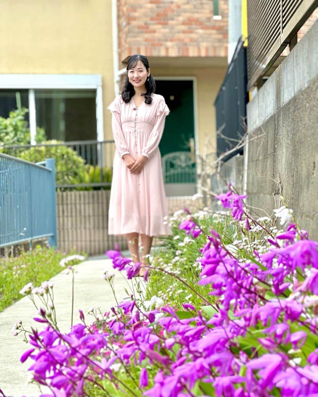 宮崎麗奈さんのインスタグラム写真 - (宮崎麗奈Instagram)「． 本番！って時に、飛行機の音でしばらく待機に… その間にカメラマンさんが撮ってくれたオフショット🌸 ⁡ お花が綺麗な道でした☺️ ⁡ ⁡ ⁡ #アナウンサー #フリーアナウンサー #ライムライト #宮崎麗奈」4月26日 19時39分 - reina_miyazaki