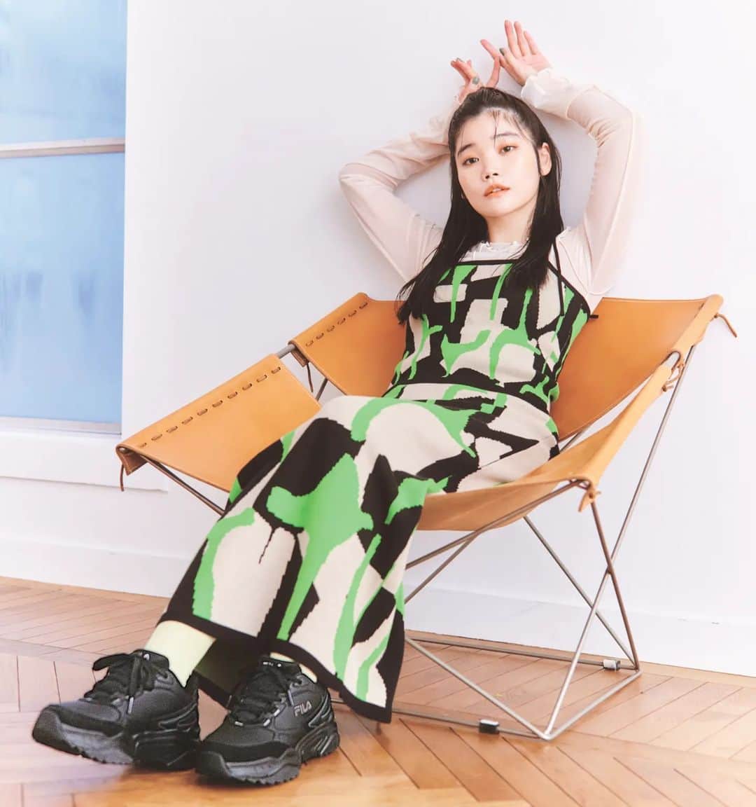 のインスタグラム：「mini5月号では、BiSHのセントチヒロ・チッチちゃんが春コーデに身を包み、注目ブランドの相棒スニーカーを履きこなし！⁡ ⁡ こちらは、モチーフ柄がモードな雰囲気を演出するニットセットアップを、黒ワントーンのスニーカーで締めたコーデ💚ギザギザしたエッジの効いたボリュームソールが目を引く!!⁡ ⁡ 他のコーデは、誌面で確認してね🫶⁡ ⁡ #FILA  #Alto2⁡ #セントチヒロチッチ #BiSH」