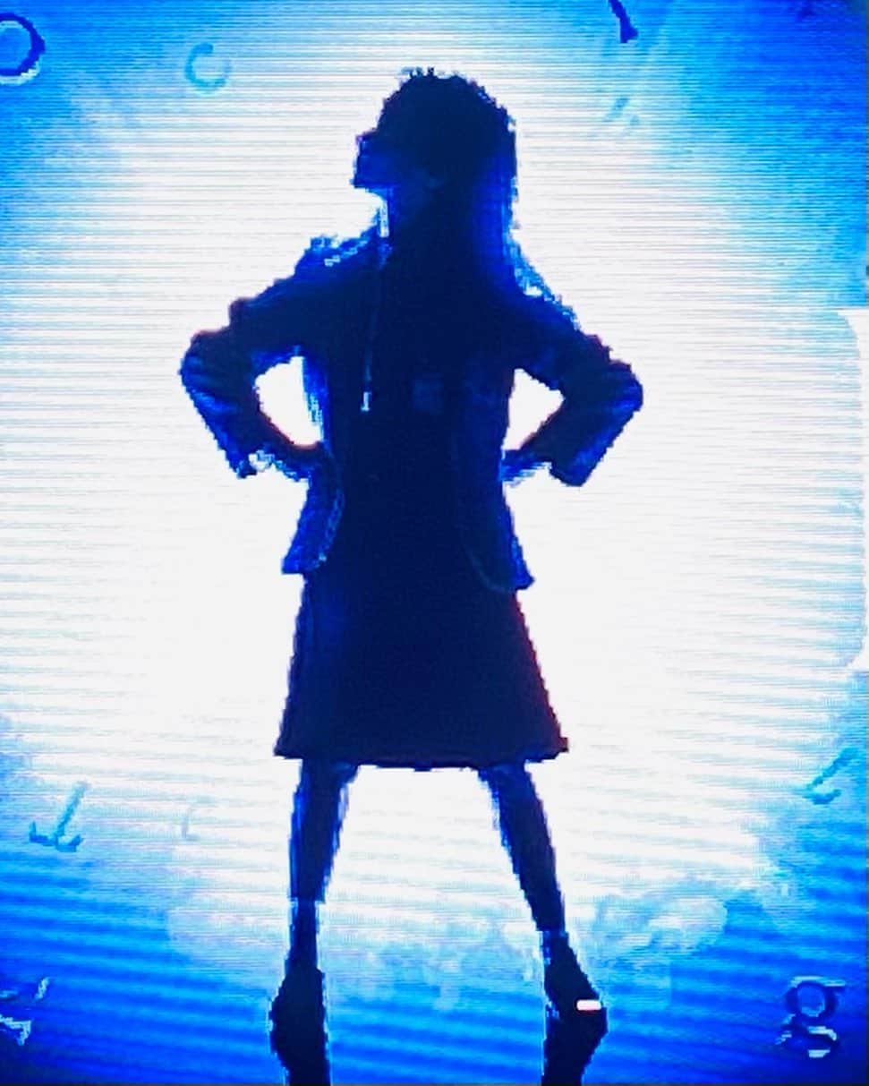 音くり寿のインスタグラム：「観劇記録💃  『マチルダ』 開演前からもうワクワク！ 2階席から観たので舞台のセット、床、照明など 全体が見られて面白かったです！ 演出での個人的アガりポイントが沢山ありました！ そして大活躍&長台詞がすんごい＆かわいいマチルダちゃんを見てると、なんだか途中から孫の舞台を客席から見守り応援するおばあちゃんのような気持ちになっている自分がいました。☺️ あと、２幕頭の"息子"がもうクセになるぅ！ 完全にツボにハマってしまいました笑📺好きポイント。 そしてなによりもトランチブル校長先生が 怖〜い &  最高っ！！！ で御座いました🙇🏼‍♀️  『ホリデースナッチ』 うめさんとたけるさんがご出演🔥 という事で、行って参りましたぁ！！ 熱いお芝居で、笑い要素盛りだくさんで楽しかったです。 というか、ぜんぜん踊らない！！！そりゃそーか笑 改めてお2人とも本当に なんでもお出来になるのだなと、、、✨🥹 沢山刺激を頂きました。 頂きっぱなしです！ 私も頑張りますっ！  #観劇 #マチルダ #matilda  #ホリデースナッチ  #時差投稿」