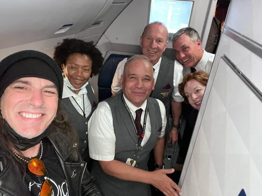 レイチェル・ボランさんのインスタグラム写真 - (レイチェル・ボランInstagram)「On @delta . My favorite airline. Thanks to this incredible crew for making the flight great! #flydelta #delta」4月26日 19時35分 - officialrachelbolan