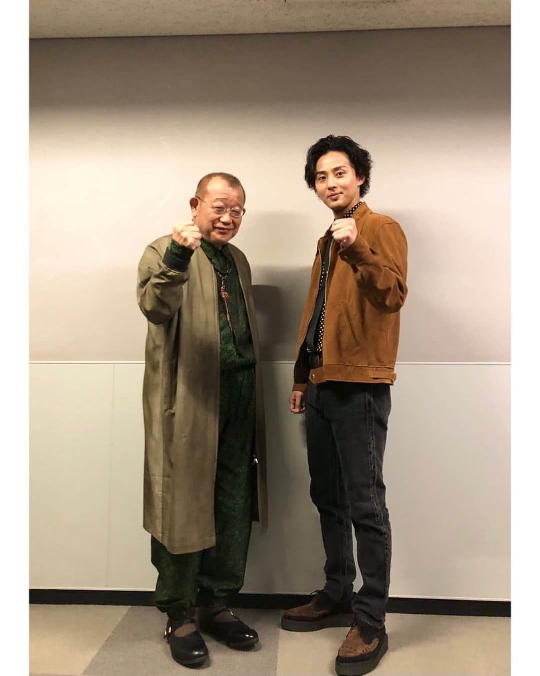 TBS「A-Studio」さんのインスタグラム写真 - (TBS「A-Studio」Instagram)「・ 先週のゲスト #松岡修造 さんに合わせて 2人ともガッツポーズ👊🏻  打ち合わせもしていないのに 2人の衣装の色味が似ているのは #ベーガヤ 4年目の絆👬🫶🏻  ▶︎4/21放送 藤ヶ谷さん衣装  Jacket : LewisLeathers×Hystericglamour shirts：vintage tie：vintage pants：vintage Shoes : LewisLeathers ×GeorgeCox  #Aスタプラス #笑福亭鶴瓶 #藤ヶ谷太輔」4月26日 19時36分 - astudio_tbs