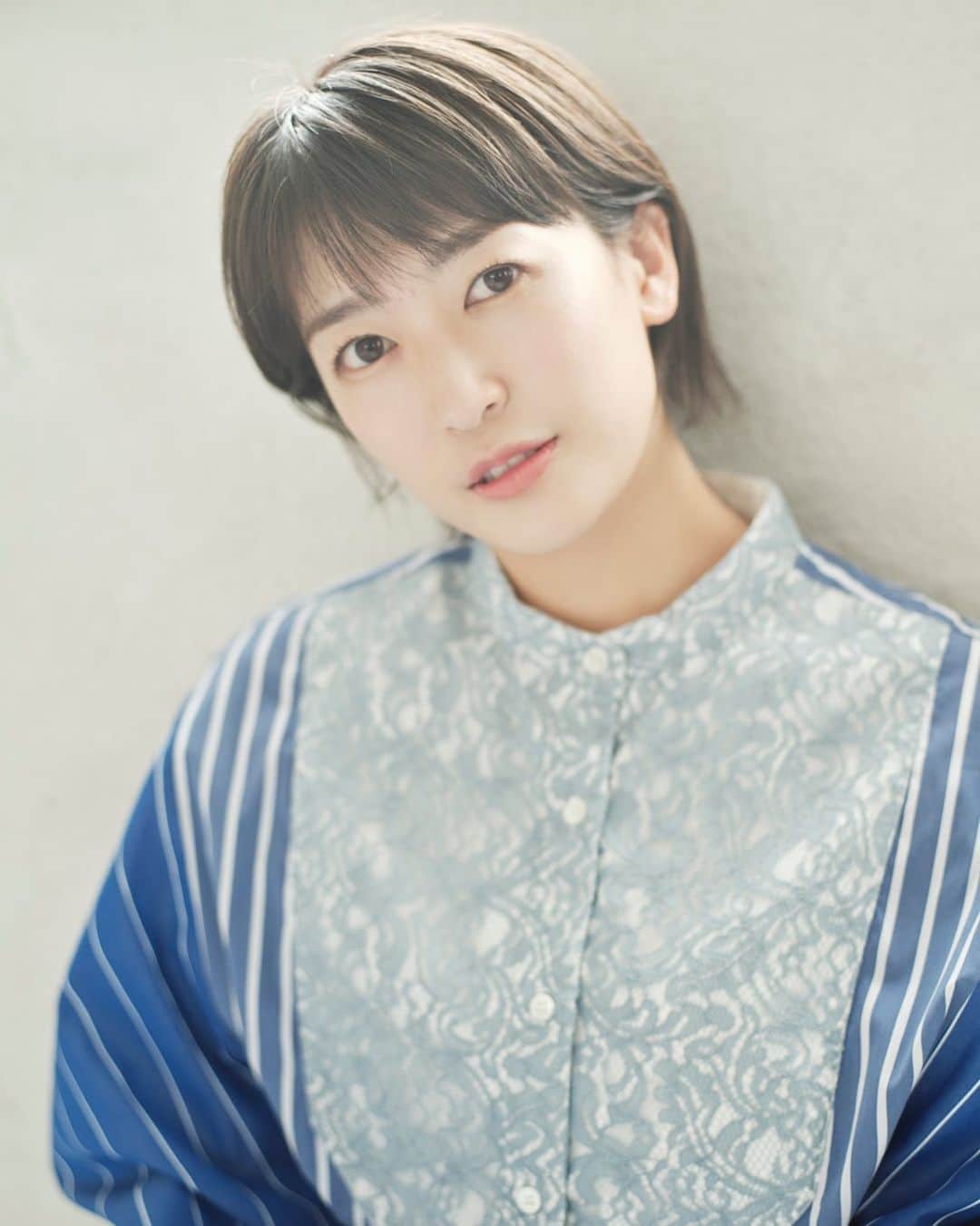のインスタグラム：「昨日の動画のコメントに、「挑戦してほしいスポーツ」のアイディアを沢山ありがとうございます☺️ バレーボールやバドミントン、テニスから、セパタクロー、ゲートボール、へディス、パデル（初耳！）というスポーツまで、読んでるだけでワクワクしました🔥 これはもう色々挑戦したいですね！どなたかお手を貸してください〜笑  Thank you so much for your comments! I learned many sports from the comments like Sepak Takraw, Hedis, Kabaddi, Padel, etc. I’d like to challenge new sports this year!  #新しいアー写 ホームページもSNSトプ画も更新！念願のKinoさん @takataka1960 に素敵に撮っていただきました☺️ Kinoさんの撮られる写真が4年前から好きだったので念願です。 camera @takataka1960  stylist @_chiba_chan_works_   #photo #photography #shoot #model #actor #actress #fashion #shorthair #japan #japanesegirl  #soccer #ショートカット #ショートヘア #モデル #スポーツ女子 #女優 #撮影 #作品撮り #写真 #日本」