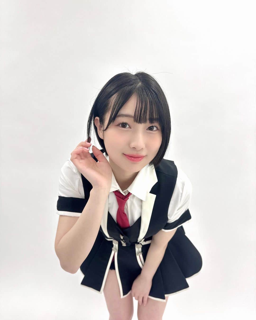 安部若菜のインスタグラム：「もう！ネクタイ曲がってるよー？  みたいな……？笑  #もう#大学生 #制服#コスプレ#衣装」