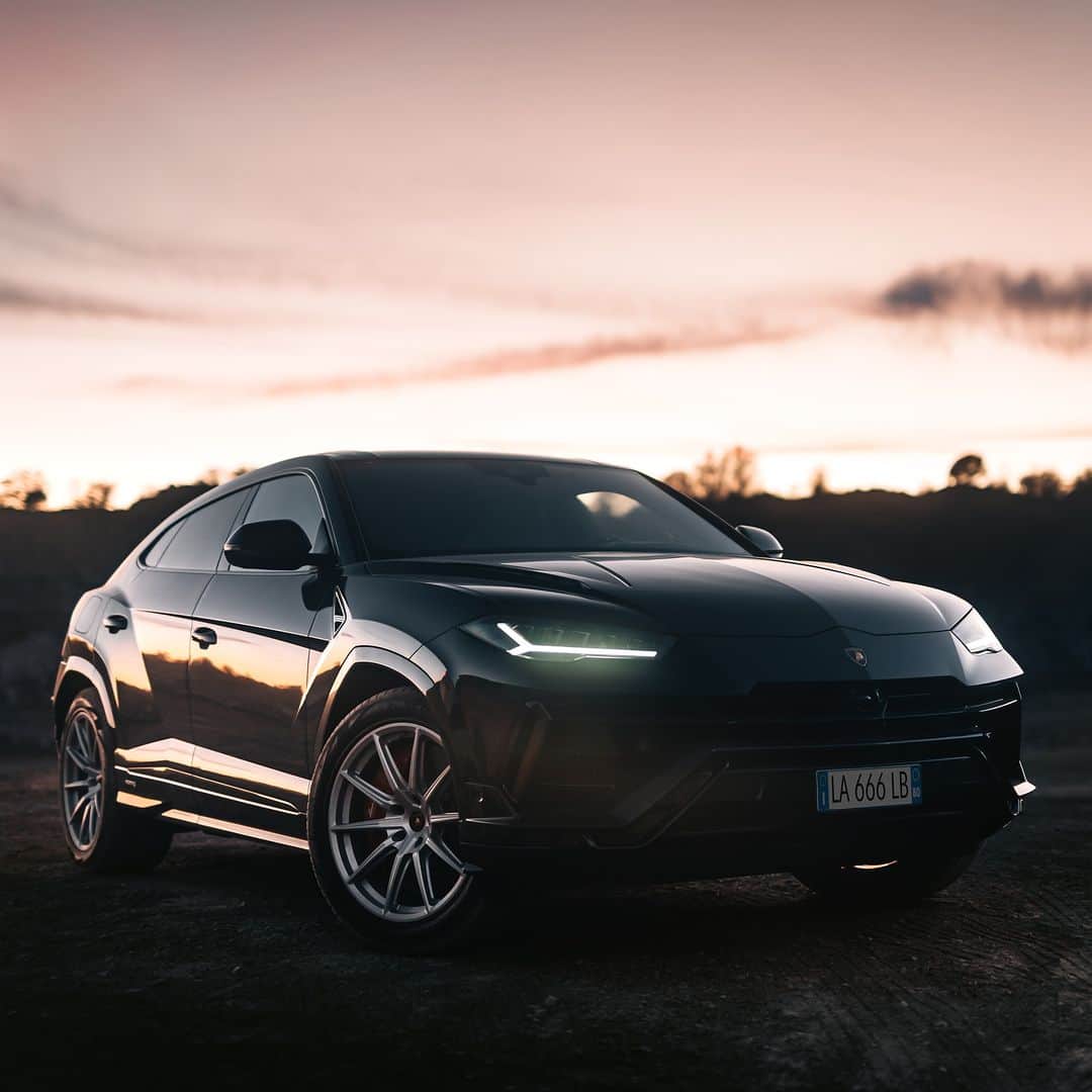 ランボルギーニのインスタグラム：「Same Lamborghini DNA, but with evolved performance, design and classy style.  Urus S sets the bar for refined Super SUVs.  #Lamborghini #UrusS #ForBarRaisersOnly __ Urus S: fuel consumption combined: 14,1 l/100km (WLTP); CO2-emissions combined: 320 g/km (WLTP)」