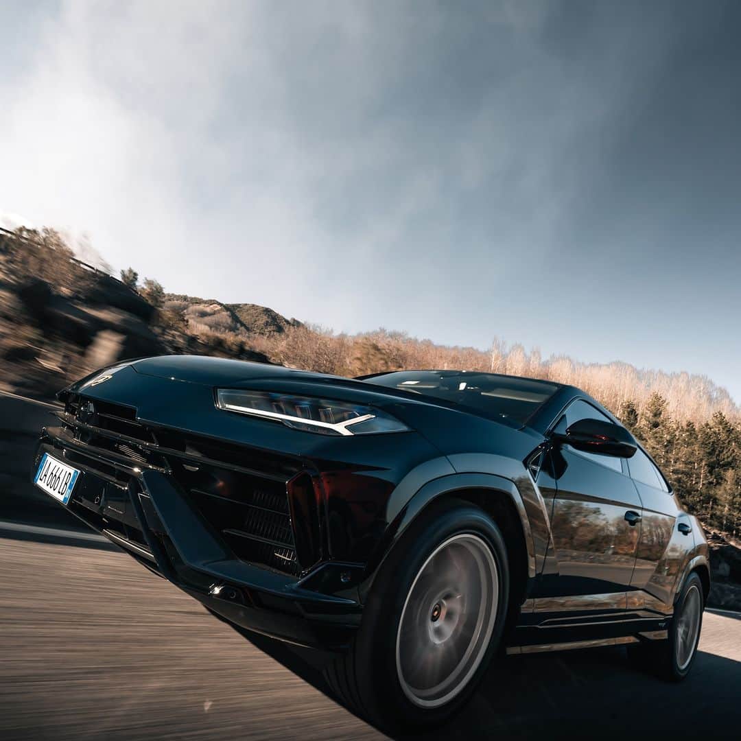 ランボルギーニさんのインスタグラム写真 - (ランボルギーニInstagram)「Same Lamborghini DNA, but with evolved performance, design and classy style.  Urus S sets the bar for refined Super SUVs.  #Lamborghini #UrusS #ForBarRaisersOnly __ Urus S: fuel consumption combined: 14,1 l/100km (WLTP); CO2-emissions combined: 320 g/km (WLTP)」4月26日 19時40分 - lamborghini
