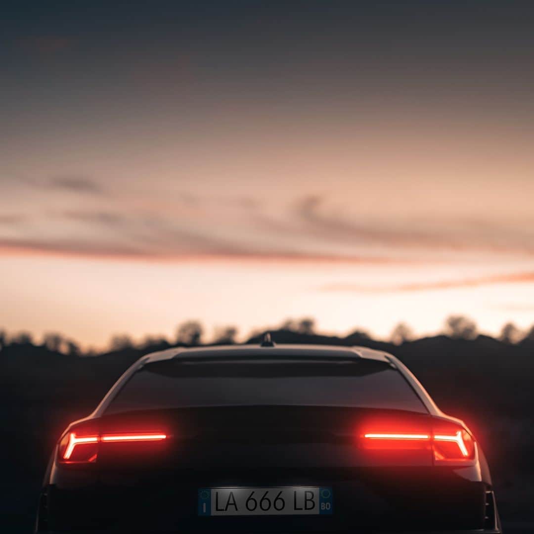 ランボルギーニさんのインスタグラム写真 - (ランボルギーニInstagram)「Same Lamborghini DNA, but with evolved performance, design and classy style.  Urus S sets the bar for refined Super SUVs.  #Lamborghini #UrusS #ForBarRaisersOnly __ Urus S: fuel consumption combined: 14,1 l/100km (WLTP); CO2-emissions combined: 320 g/km (WLTP)」4月26日 19時40分 - lamborghini