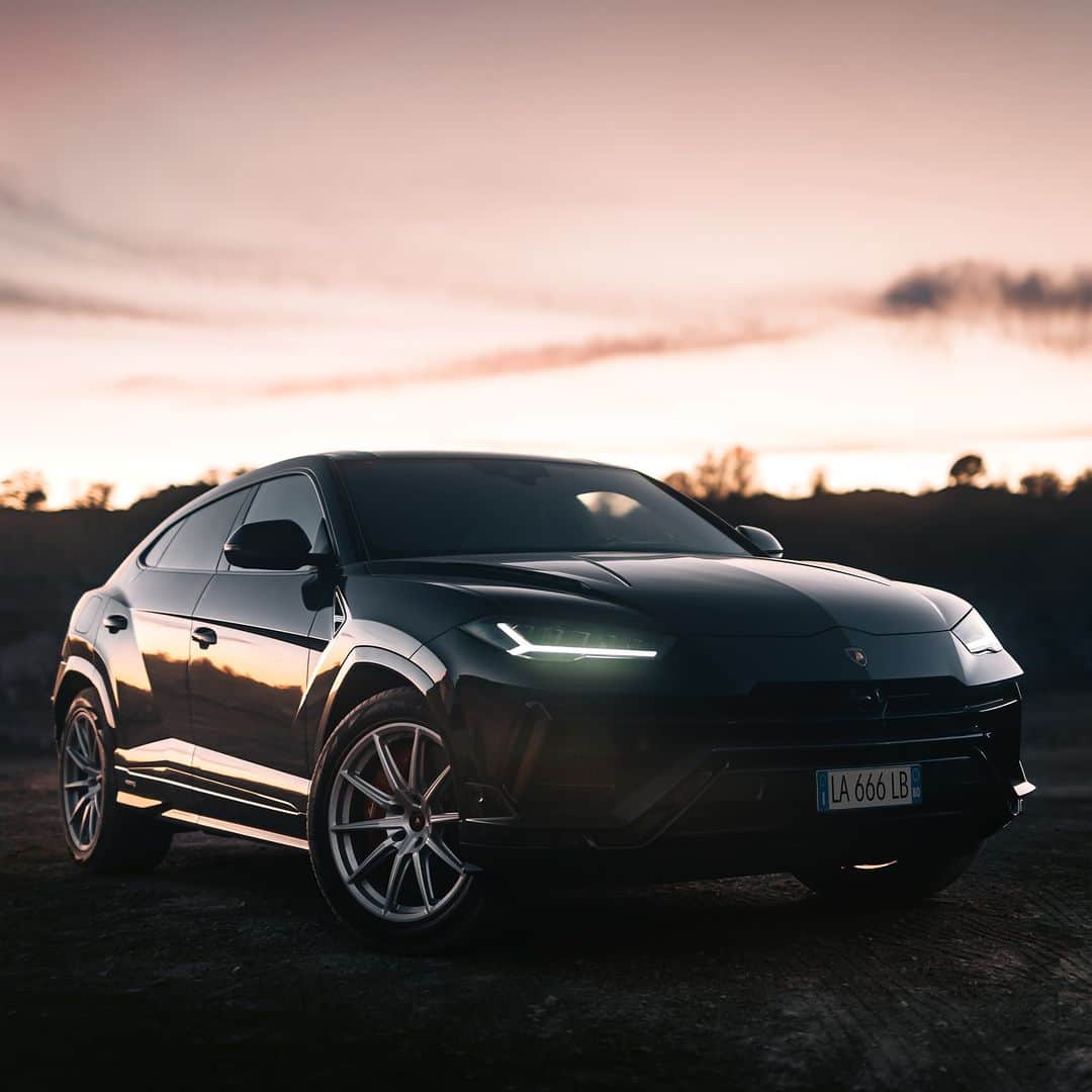 ランボルギーニさんのインスタグラム写真 - (ランボルギーニInstagram)「Same Lamborghini DNA, but with evolved performance, design and classy style.  Urus S sets the bar for refined Super SUVs.  #Lamborghini #UrusS #ForBarRaisersOnly __ Urus S: fuel consumption combined: 14,1 l/100km (WLTP); CO2-emissions combined: 320 g/km (WLTP)」4月26日 19時40分 - lamborghini