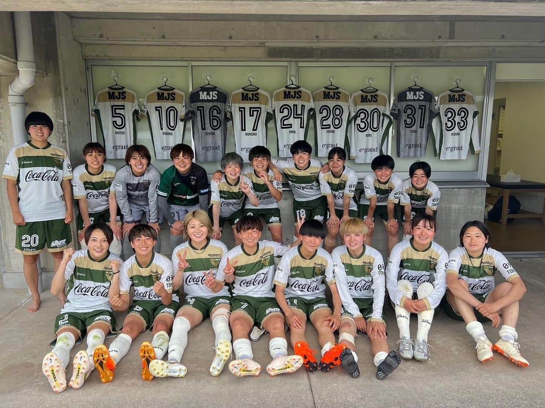 村松智子のインスタグラム：「. アウェーユニかっこいい🤩 アウェーは帯同しないメンバーもいるから27人みんなで📷💚  奏音、柚月おかえり💪  #yogiboweleague  #weleague #weリーグ #日テレ東京ヴェルディベレーザ」