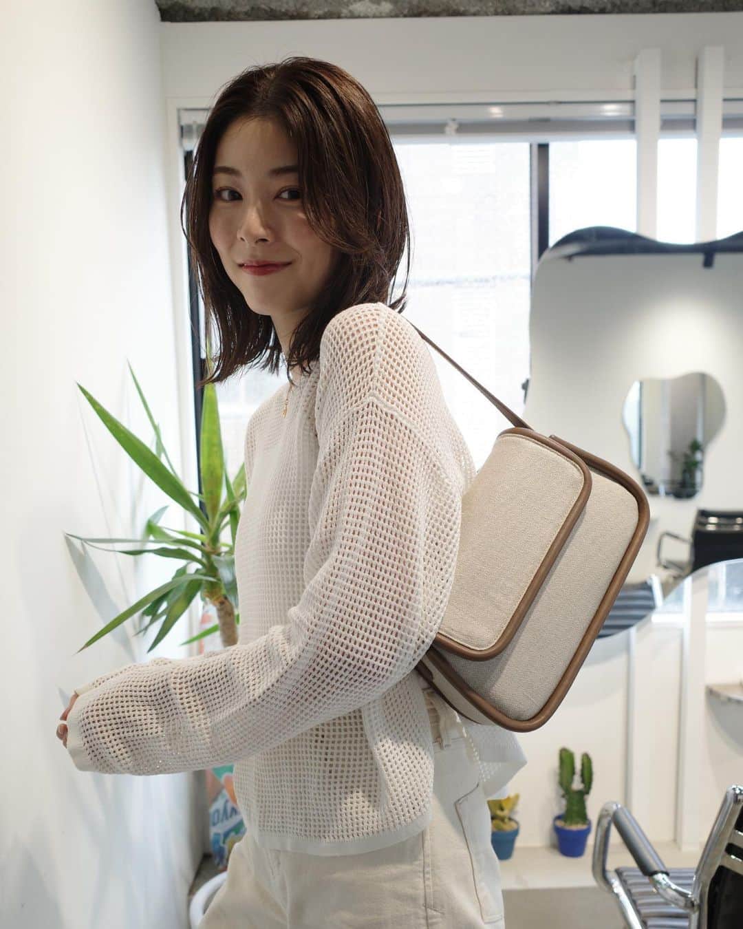 青谷優衣のインスタグラム：「👜✨ @levernis_official   コロンとした形がかわいいハンドバッグ  500mlのペットボトルがすっぽり入る大きさなのもありがたい💕  #levernis #pr」