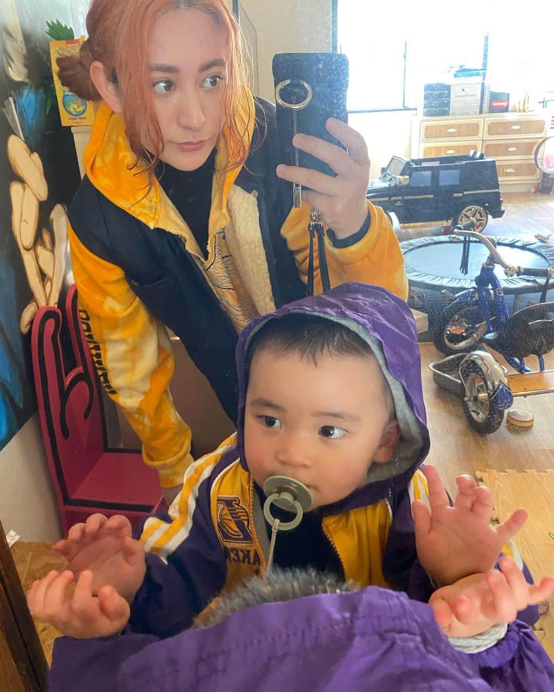 Saki さんのインスタグラム写真 - (Saki Instagram)「もうオレンジの髪のひと 感定着してきたかな👩🏻‍🦰🧡🍊  全然飽きない〜 オレンジカラーのままロングヘア まで頑張りたいから頑張る👩🏻‍🦰✌🏼  最近の息子たちとの写真🌼  ジョアンもりあんも新しい環境で頑張ってるね。。  はやく慣れますように🌼🥹」4月26日 19時46分 - saki1011