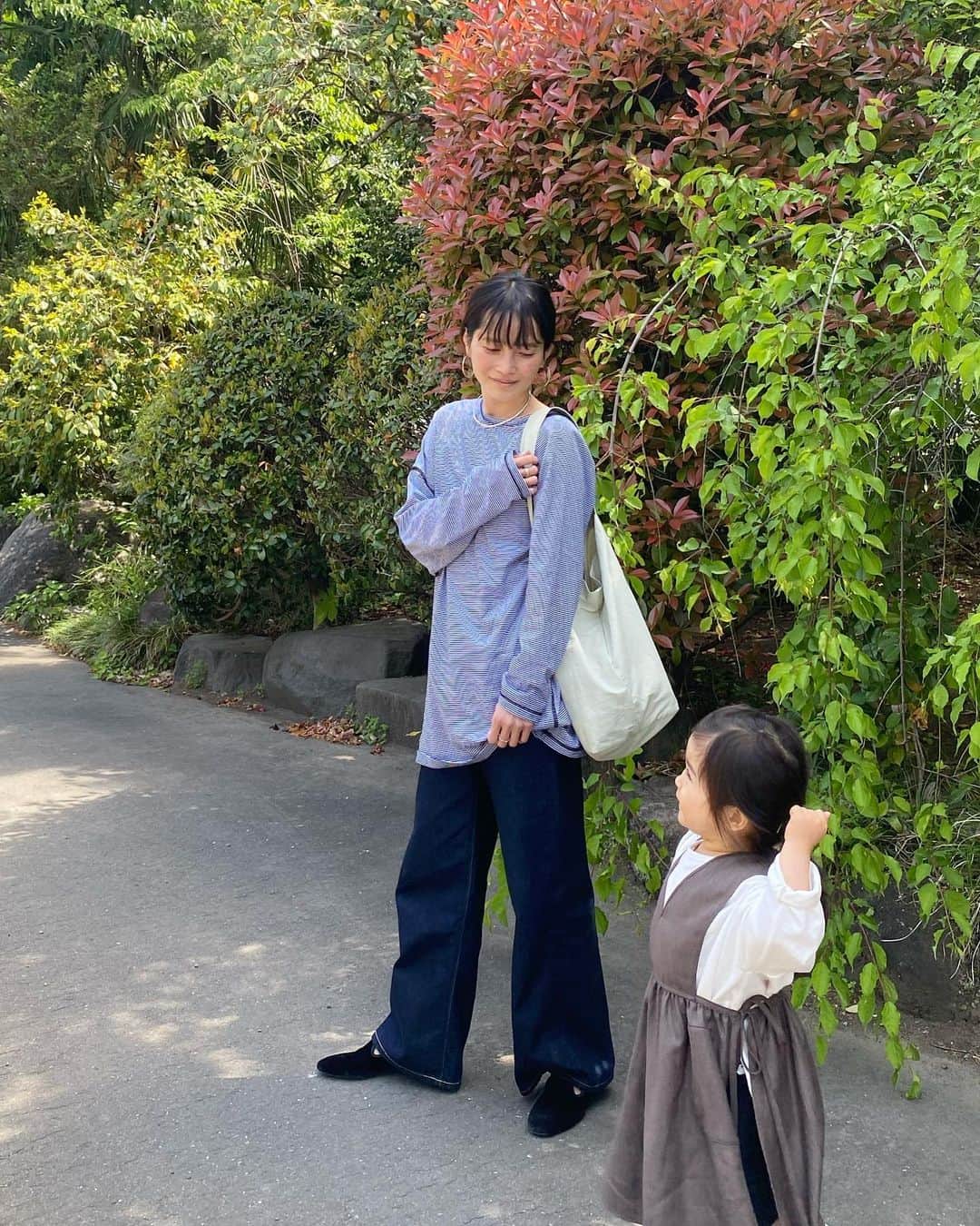 北澤 宏美さんのインスタグラム写真 - (北澤 宏美Instagram)「✳︎ おろしたてのロンT着て ウキウキで朝散歩してたんだけど 👧🏻姫が元気すぎて、、私の額に「疲」の文字が浮き出そうだった  朝から体力消耗 それはそれで楽しかったけど💙」4月26日 19時56分 - romihy58