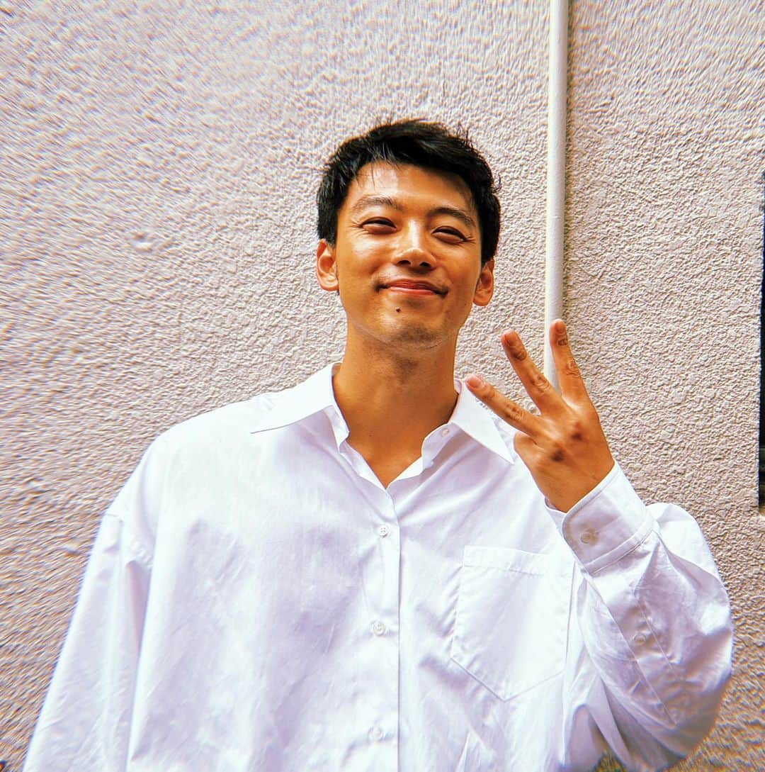 のインスタグラム：「30歳  竹内涼真です  おめでとうを言ってくれたみなさん感謝の気持ちでいっぱいです。  そして お母さんお父さん　家族　みんな　愛してます」