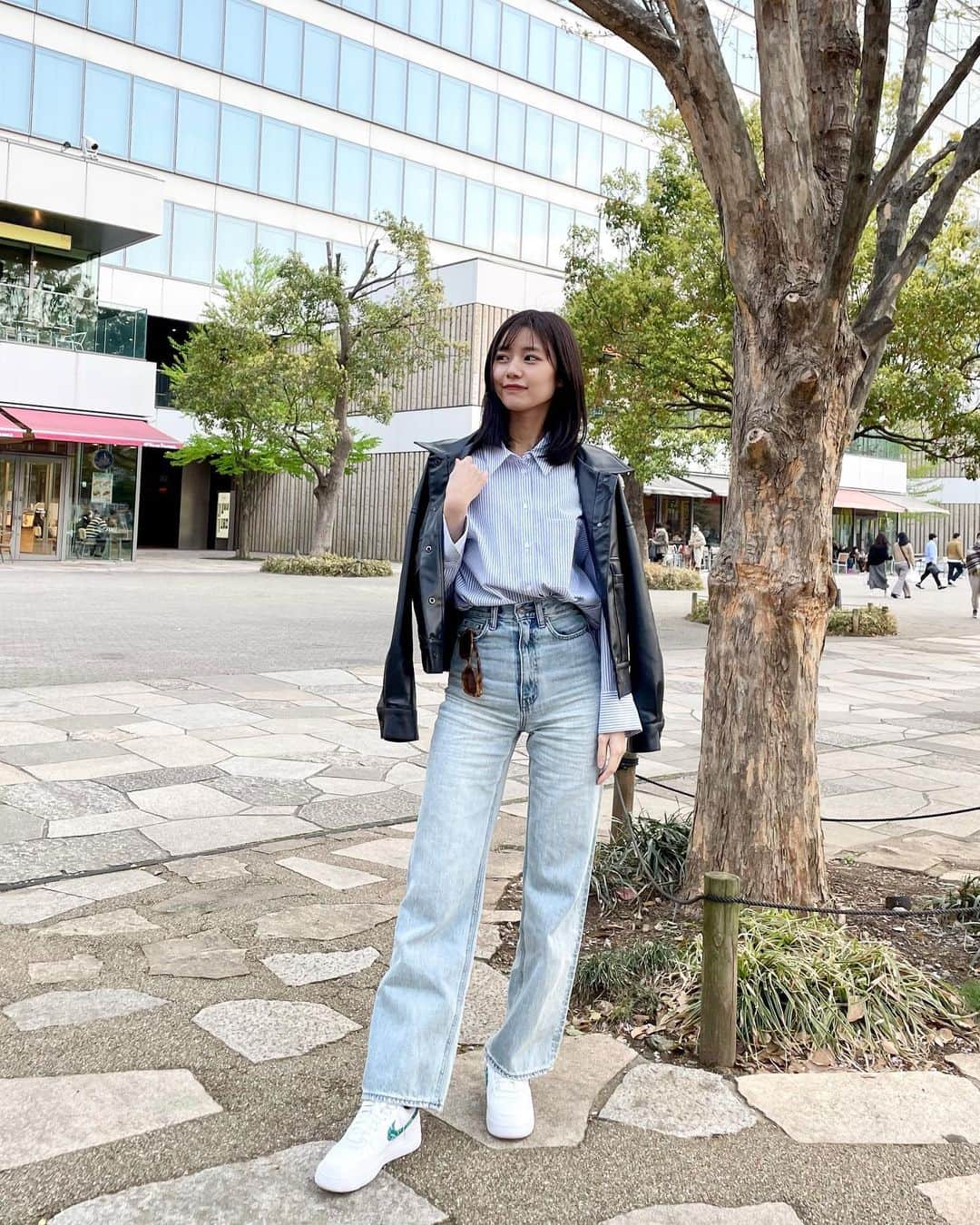 杉浦みずきのインスタグラム：「. ZARAのストライプシャツも slyのストレートデニムもこの春めっちゃ着てる🌸  最後の写真の服と合ってないサングラスは友人私物です🕶笑笑  シャツ　@zara  デニム　@sly_official  ジャケット　@envym_official  スニーカー　@niketokyo」