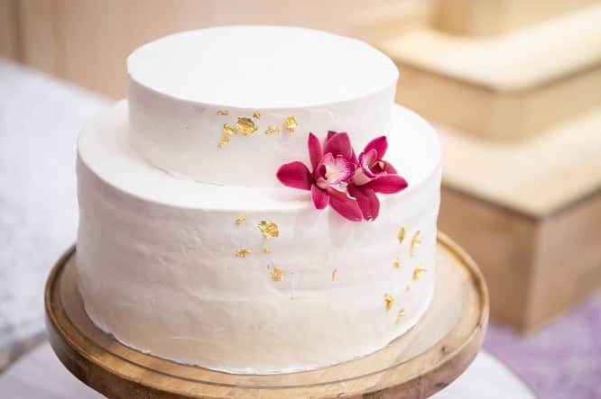 のインスタグラム：「． 金箔と鮮やかなお花が印象的なウェディングケーキ。シンプルだけど華やかさもあり、特別な日にぴったりです。  #tg花嫁 #wedding #ウェディング #結婚式 #プレ花嫁 #卒花 #卒花嫁レポ #InStyleweddingKYOTO #ウェディングフォト #結婚式フォト #ウェディングケーキ #ウェディング準備 #ウェディングケーキデザイン」
