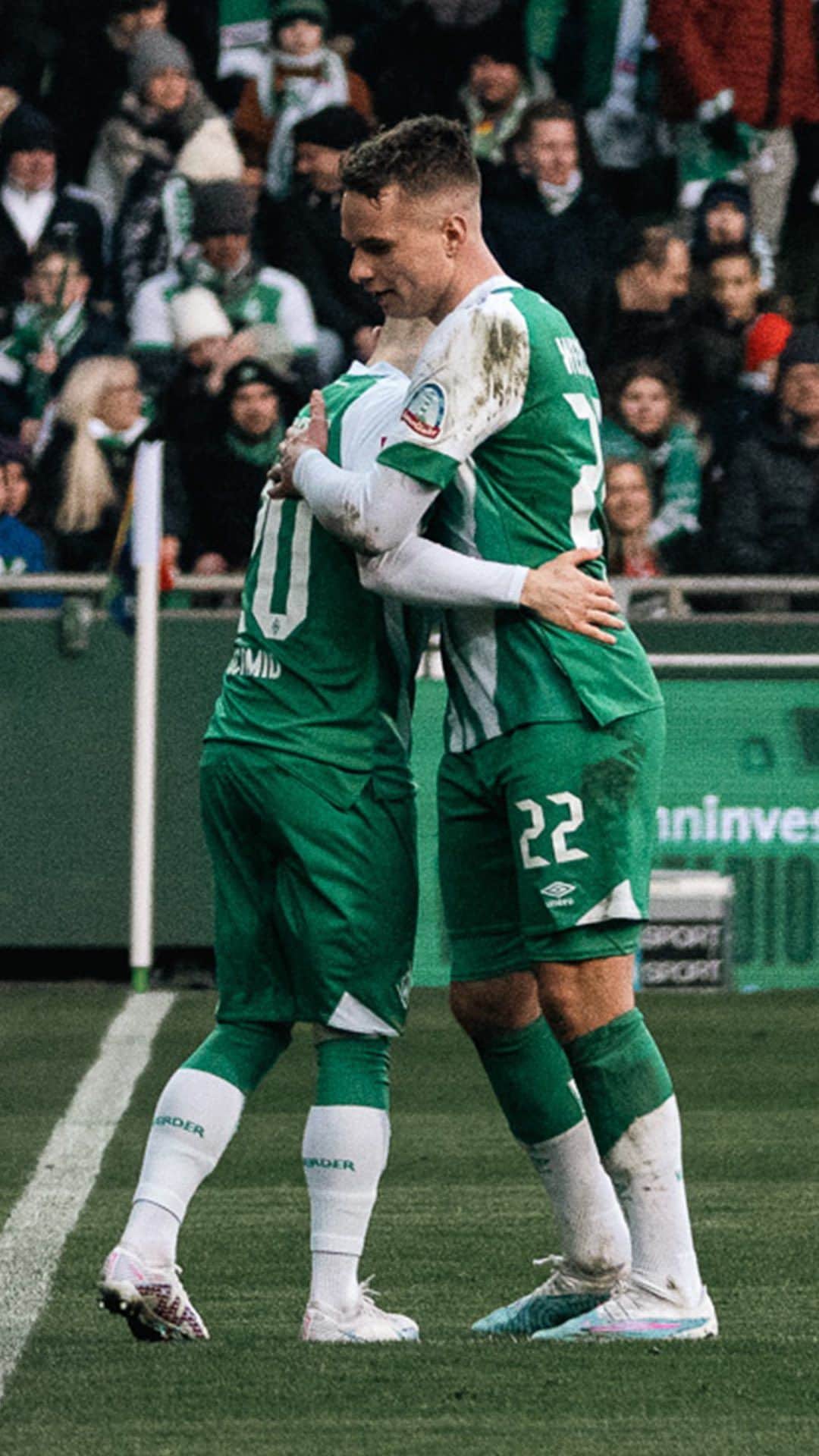 のインスタグラム：「Bremen ist Werder 💚 Werder ist Bremen 🤍  Und darum sollte der „Bremen Crashkurs“ auch gar kein Problem für Romano #Schmid und den langjährigen Bremer Niklas #Schmidt sein 😉 Bremer Begriffe - Romano erklärt, Niklas muss es erraten…   Kennt ihr weitere Begriffe, die wahre Bremer kennen sollten? Rein damit in die Kommentare 👇  ____ #werder #bremen #svw #llgw #mehralsmärchen」