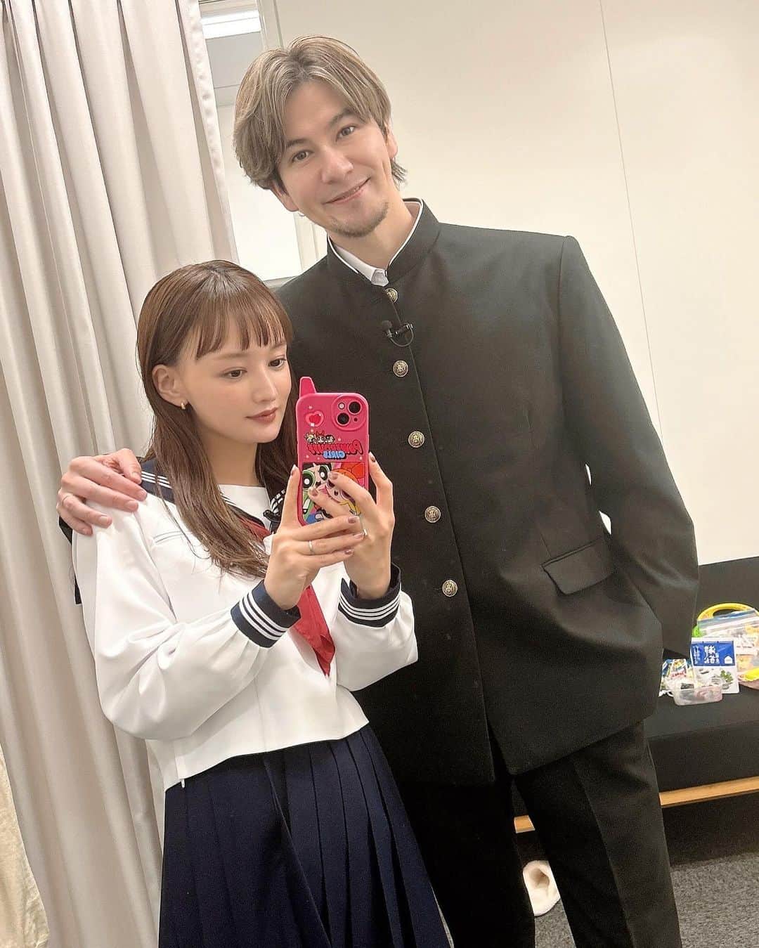 のインスタグラム：「仕事で麻衣ちゃんと制服着た！笑 ２人とも３０代で制服着る日が来るとは思ってなかった😂  #外国人留学生 #女子達は俺の第二ボタンどころか全てのボタンの奪い合い #全員に渡してあげたくて第135ボタンまである制服を特注 #おかげで学ランの長さが23メートル #登校困難 #卒業式欠席」