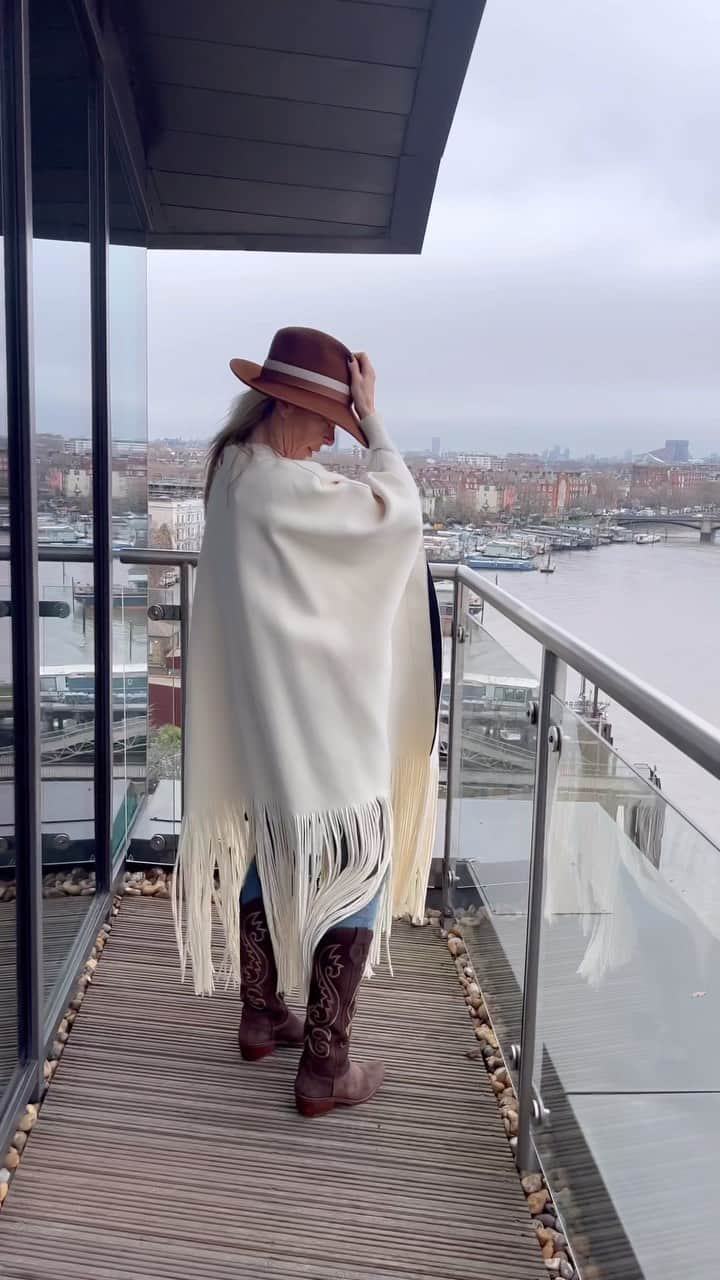 アマンダ ウェイクリーのインスタグラム：「Hoping this chilly spell is nearly over…SO done with the cold…    Fringed poncho @amandawakeley and available to rent at @mywardrobe_hq  Boots @penelopechilvers x @indiahicksstyle  Hat @troylondonuk   #fringing #fedora #cowboyboots #wearingwakeley #reweardontcare #rentalfashion #mywardobe #rentyourwardrobe」